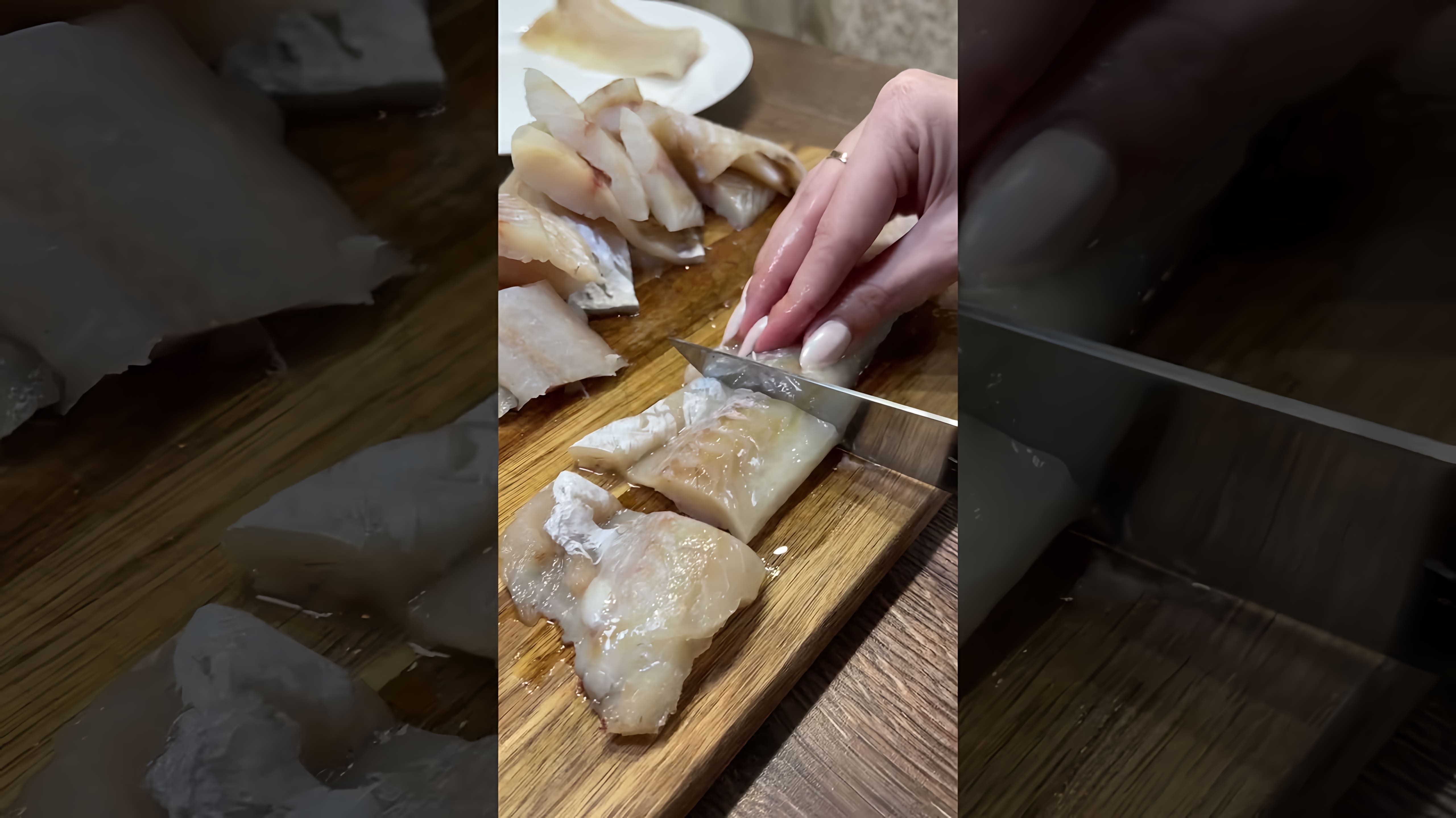 В этом видео демонстрируется рецепт приготовления рыбных котлеток