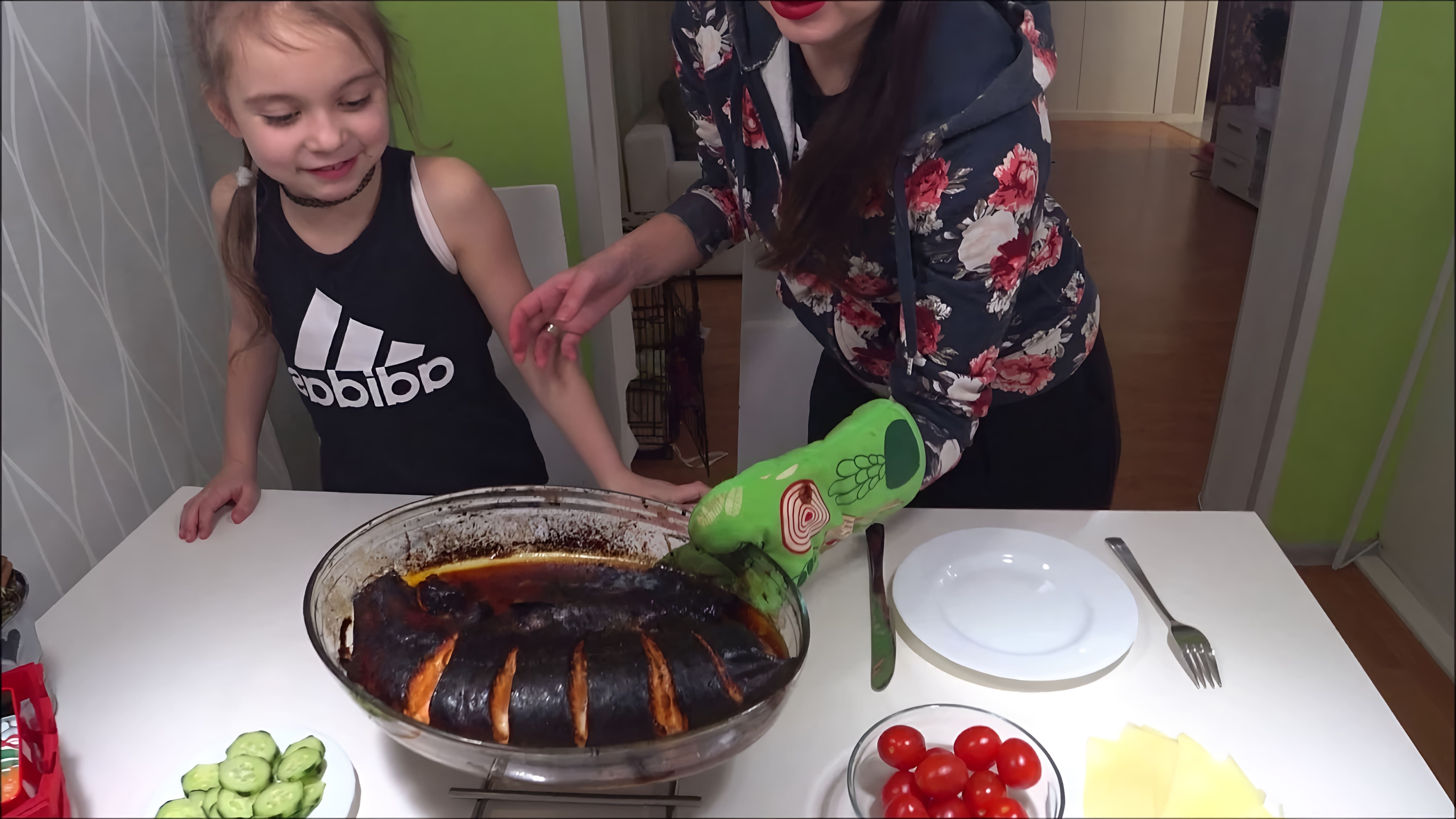 В этом видео демонстрируется рецепт приготовления лосося в соевом соусе с медом