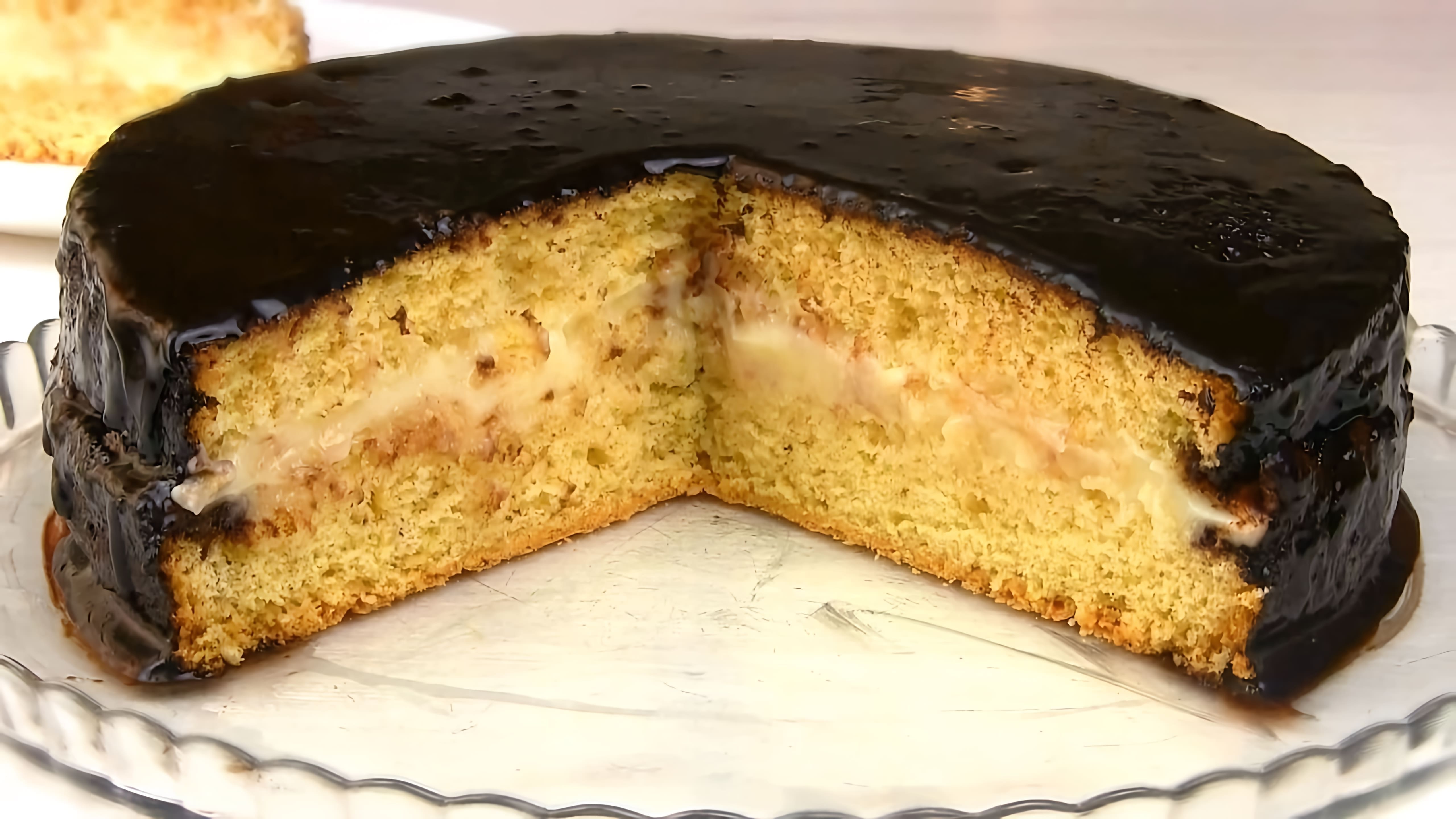 В этом видео демонстрируется процесс приготовления простого и вкусного бисквитного торта "Чародейка"