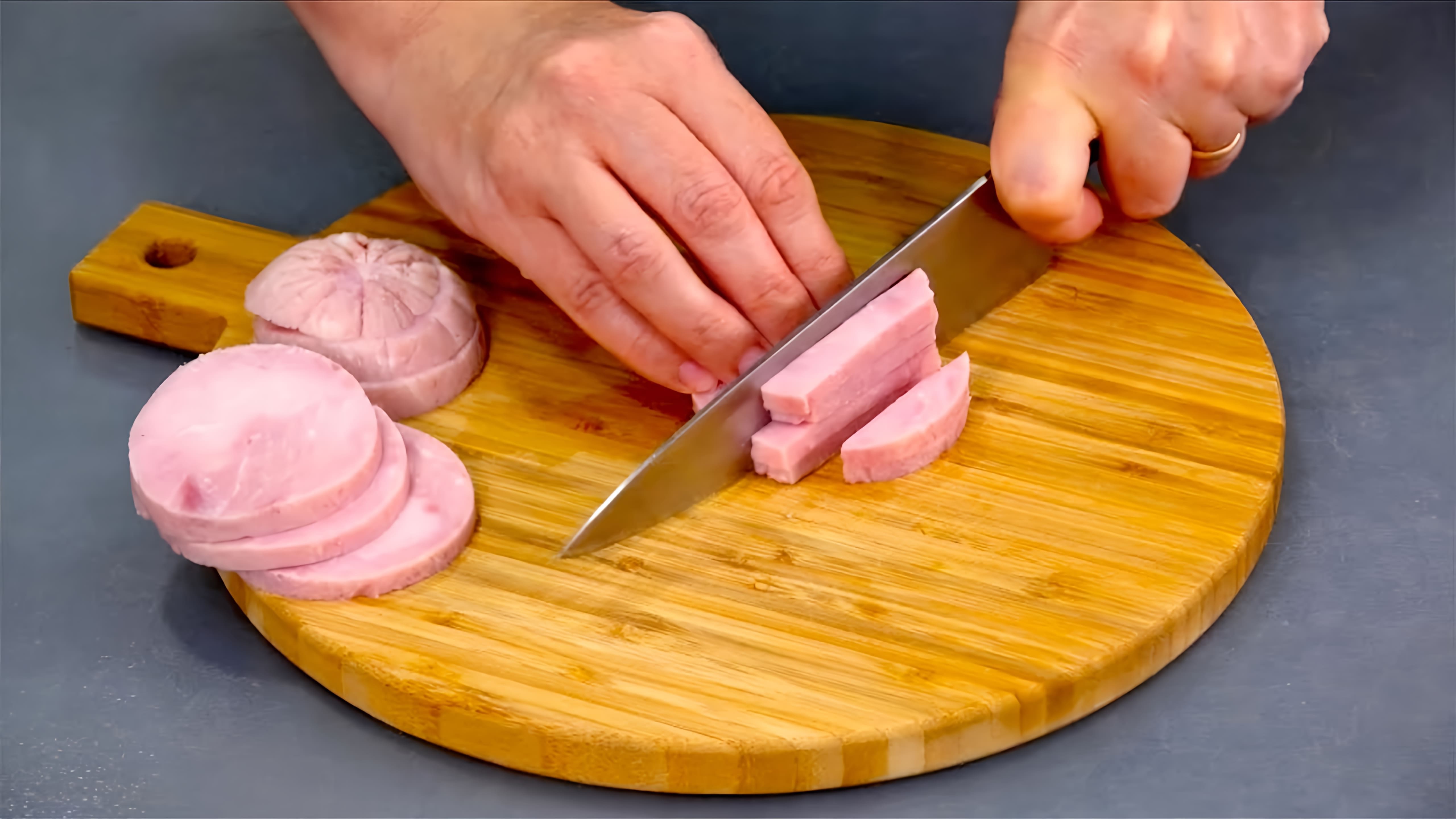 В этом видео демонстрируются три рецепта окрошки - с говядиной, с курицей и овощной
