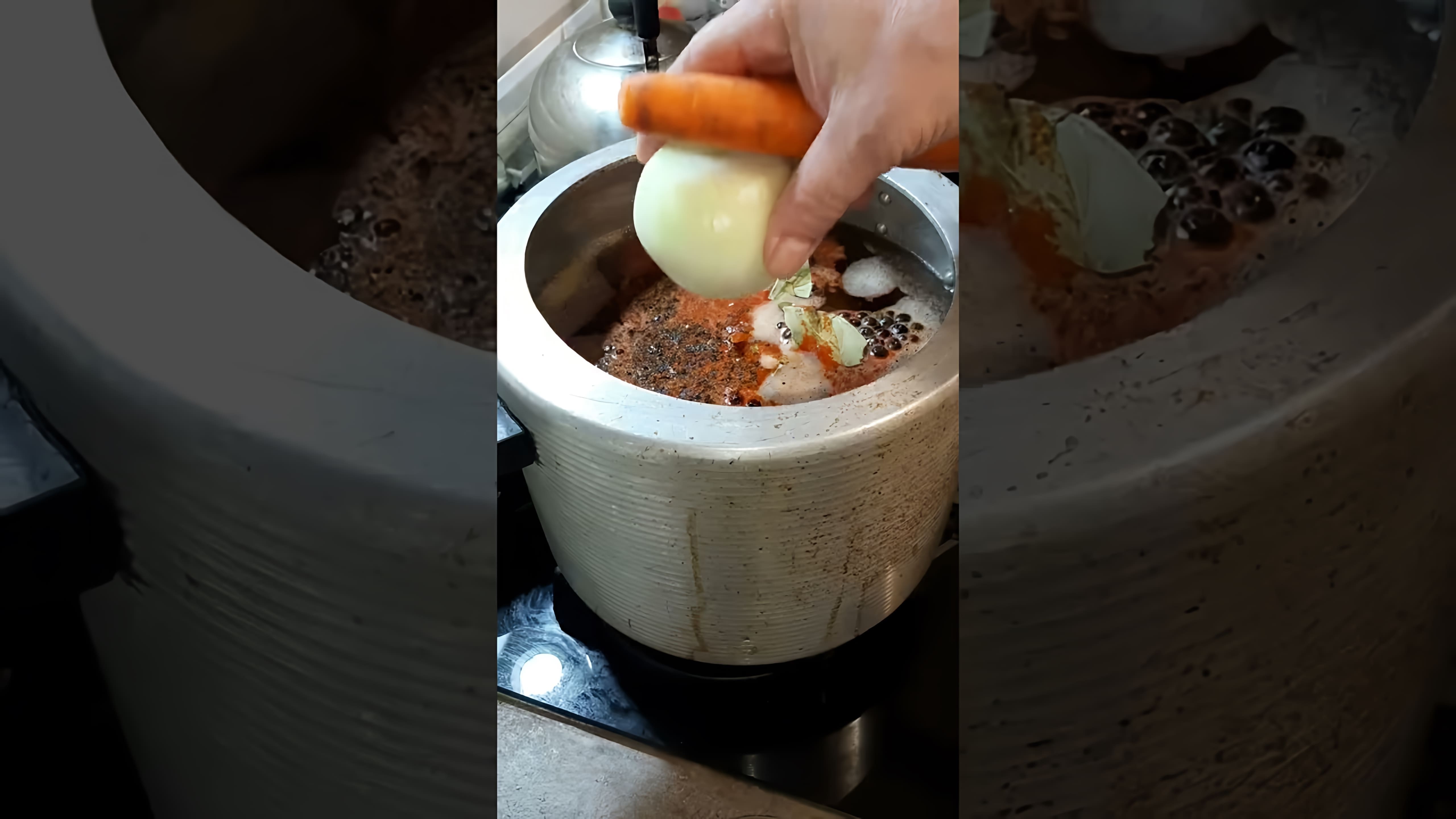 В этом видео демонстрируется процесс приготовления студня из свиной рульки и копытца