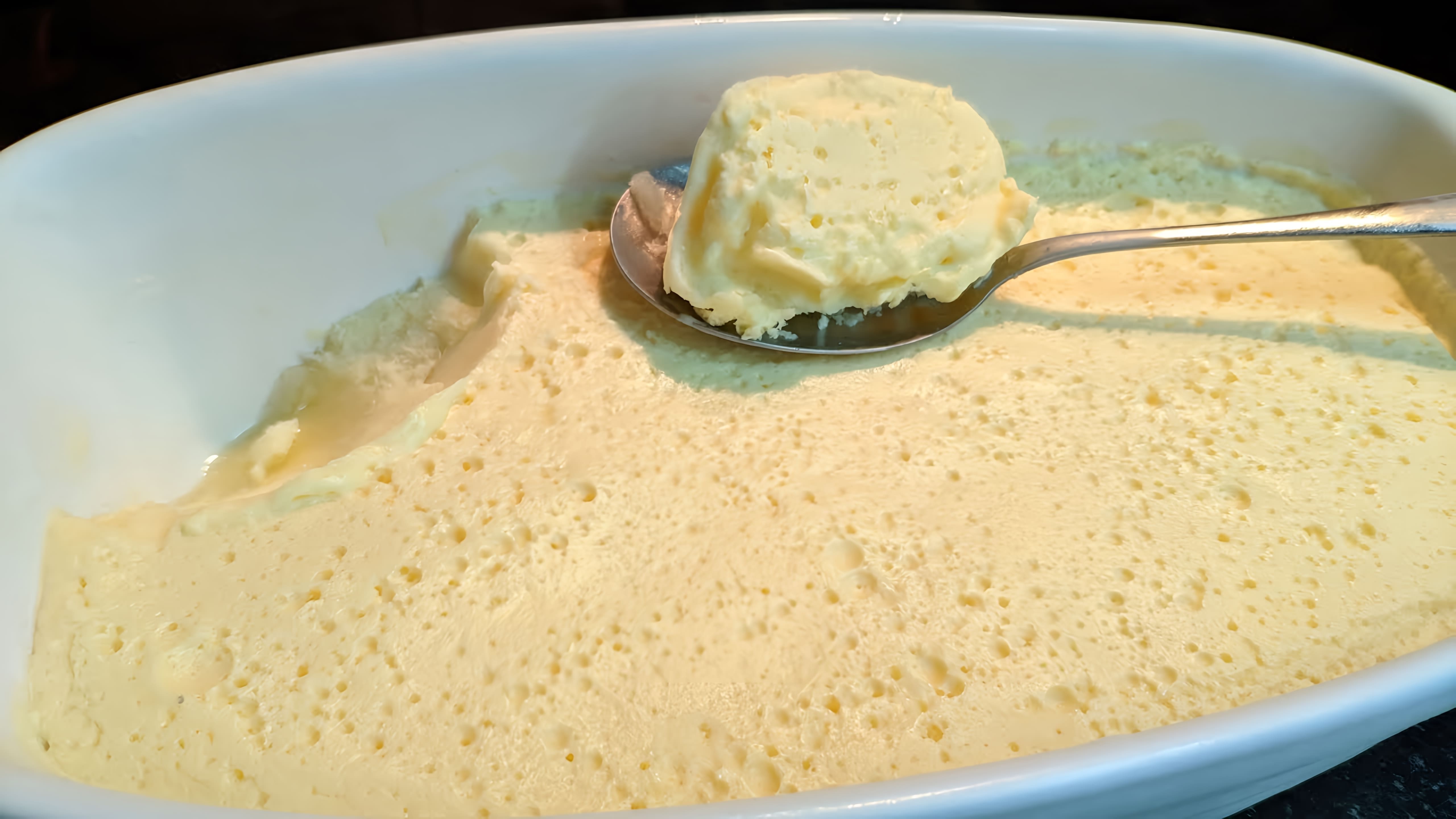 В этом видео демонстрируется простой и доступный рецепт домашнего мороженого без сливок