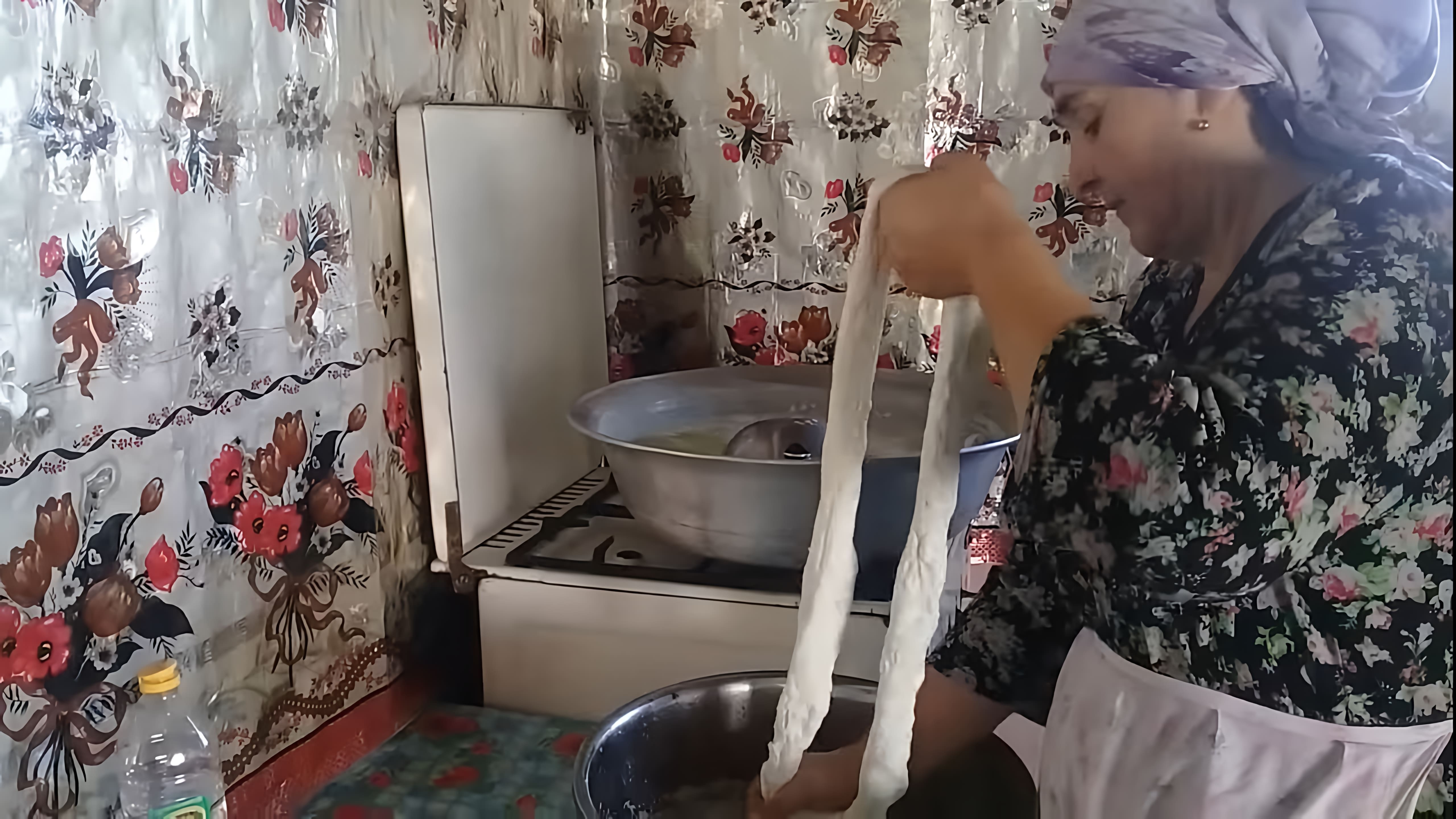 В данном видео демонстрируется процесс приготовления сыра Чечил в домашних условиях