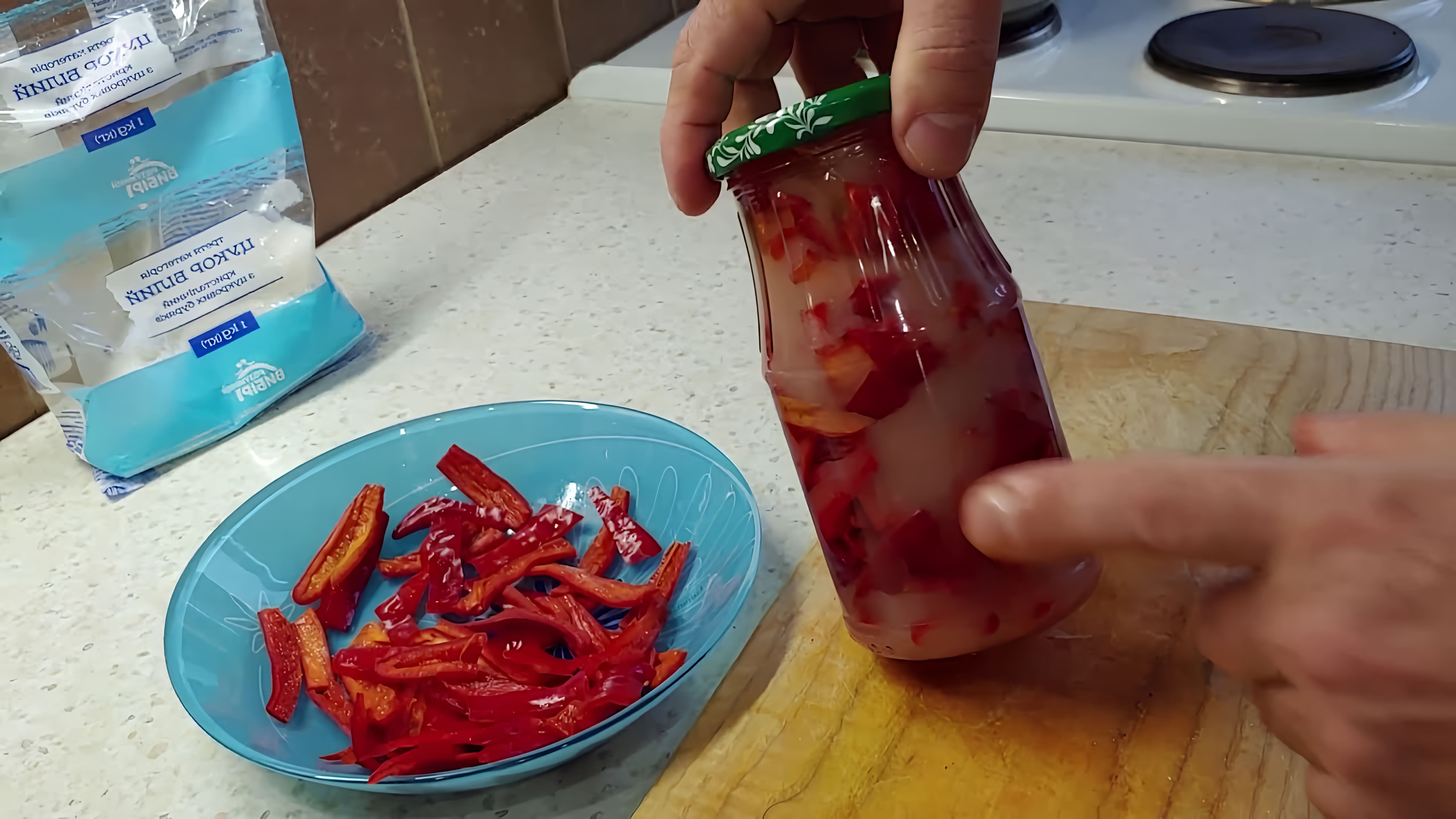 В этом видео рассказывается о том, как приготовить острый перец в сахаре