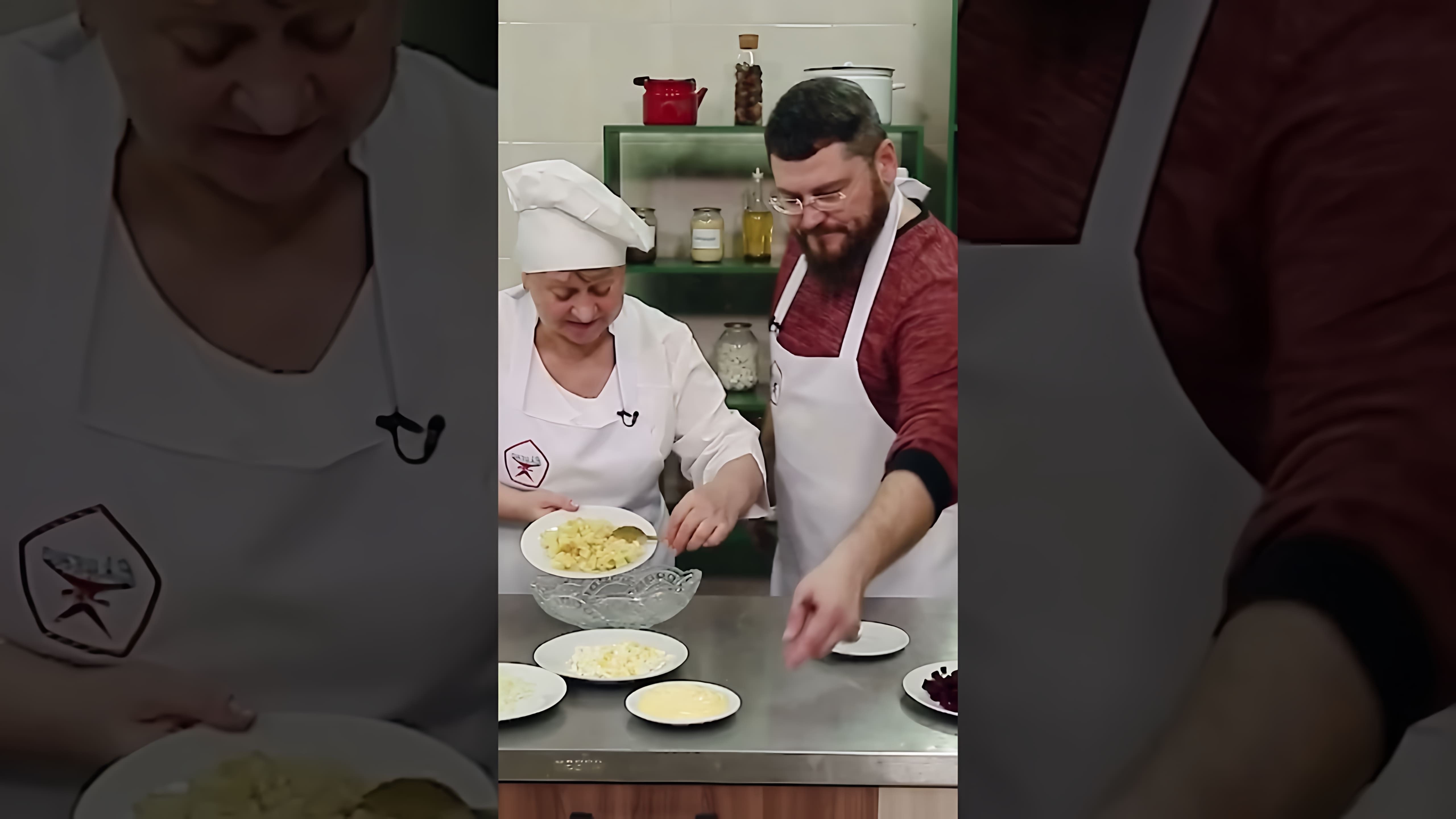 В этом видео демонстрируется рецепт классического салата "Селёдка под шубой"