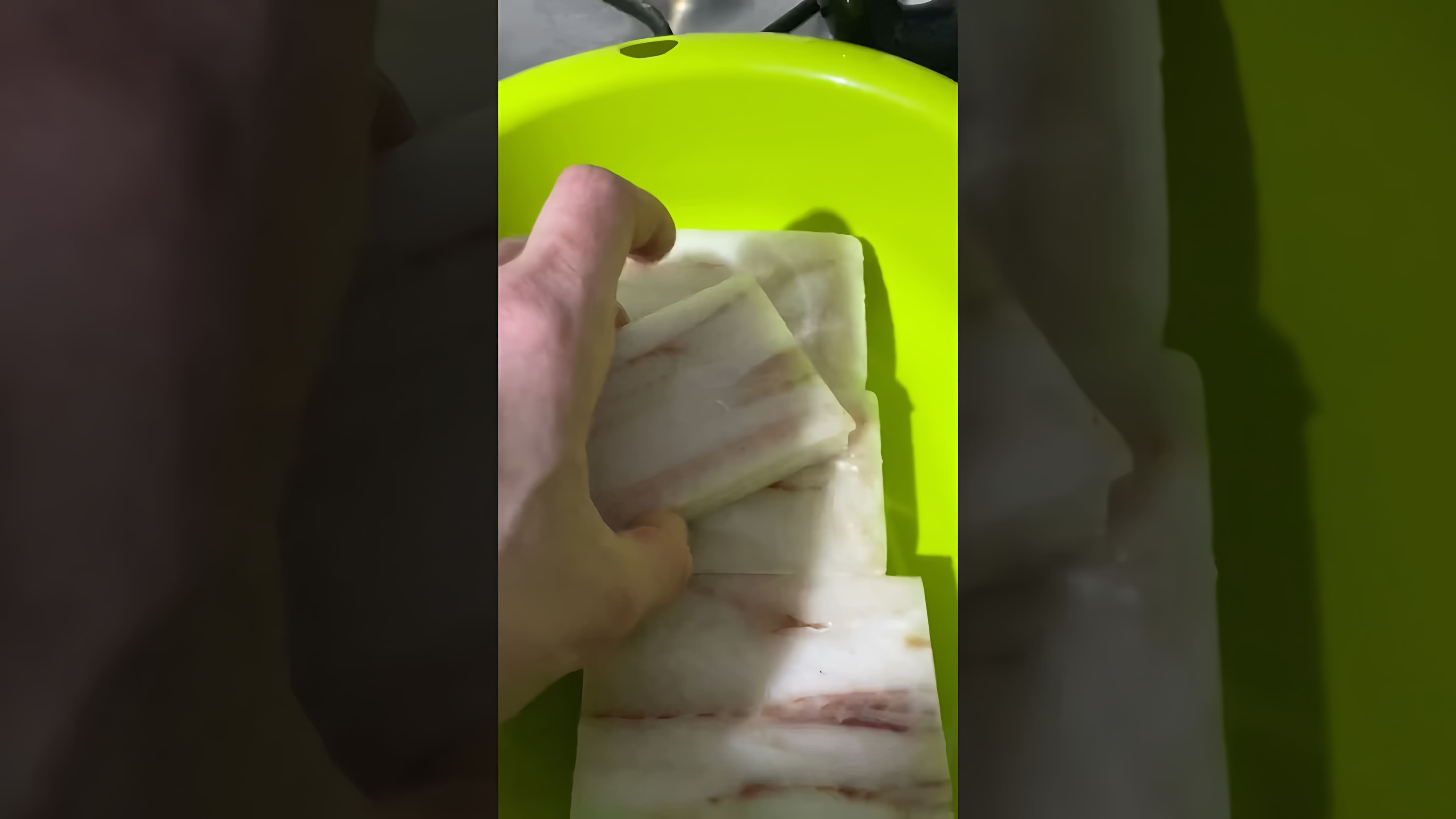 В данном видео-ролике автор демонстрирует процесс приготовления ужина из замороженного минтая в брикетах