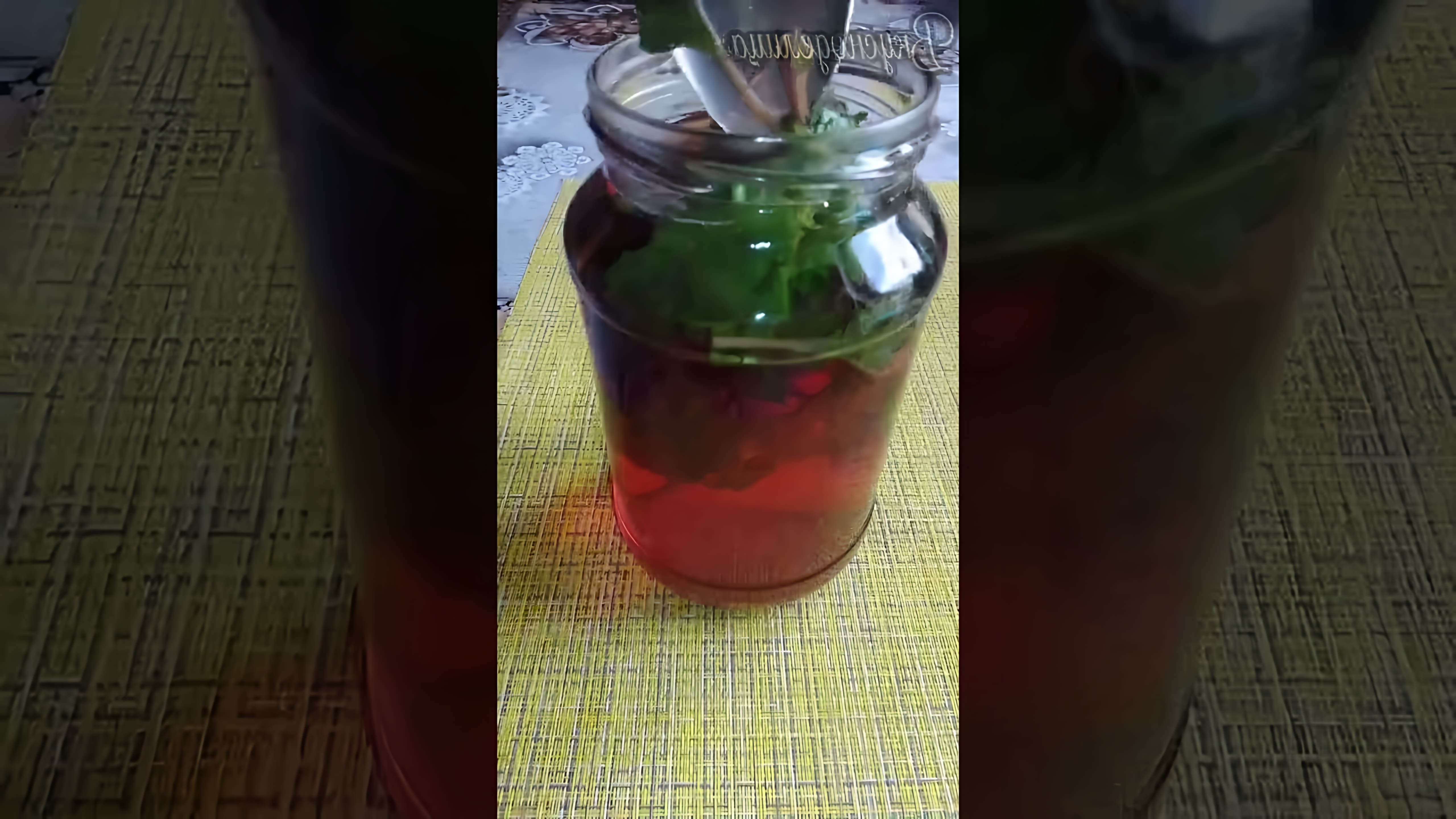 Видео описывает, как приготовить освежающий напиток из базилика за 5 минут