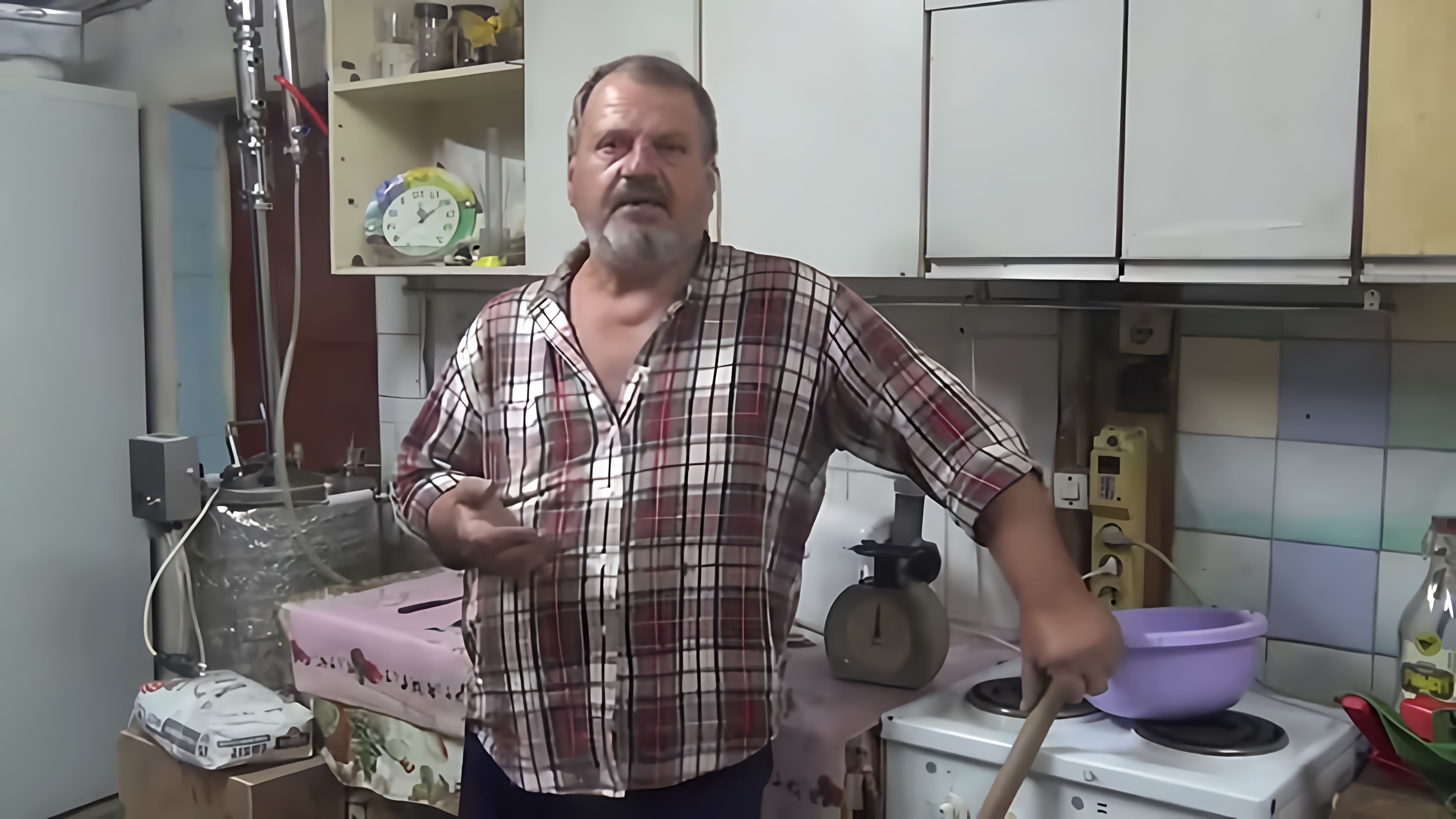 В этом видео-ролике рассказывается о том, как приготовить брагу из черноплодной рябины