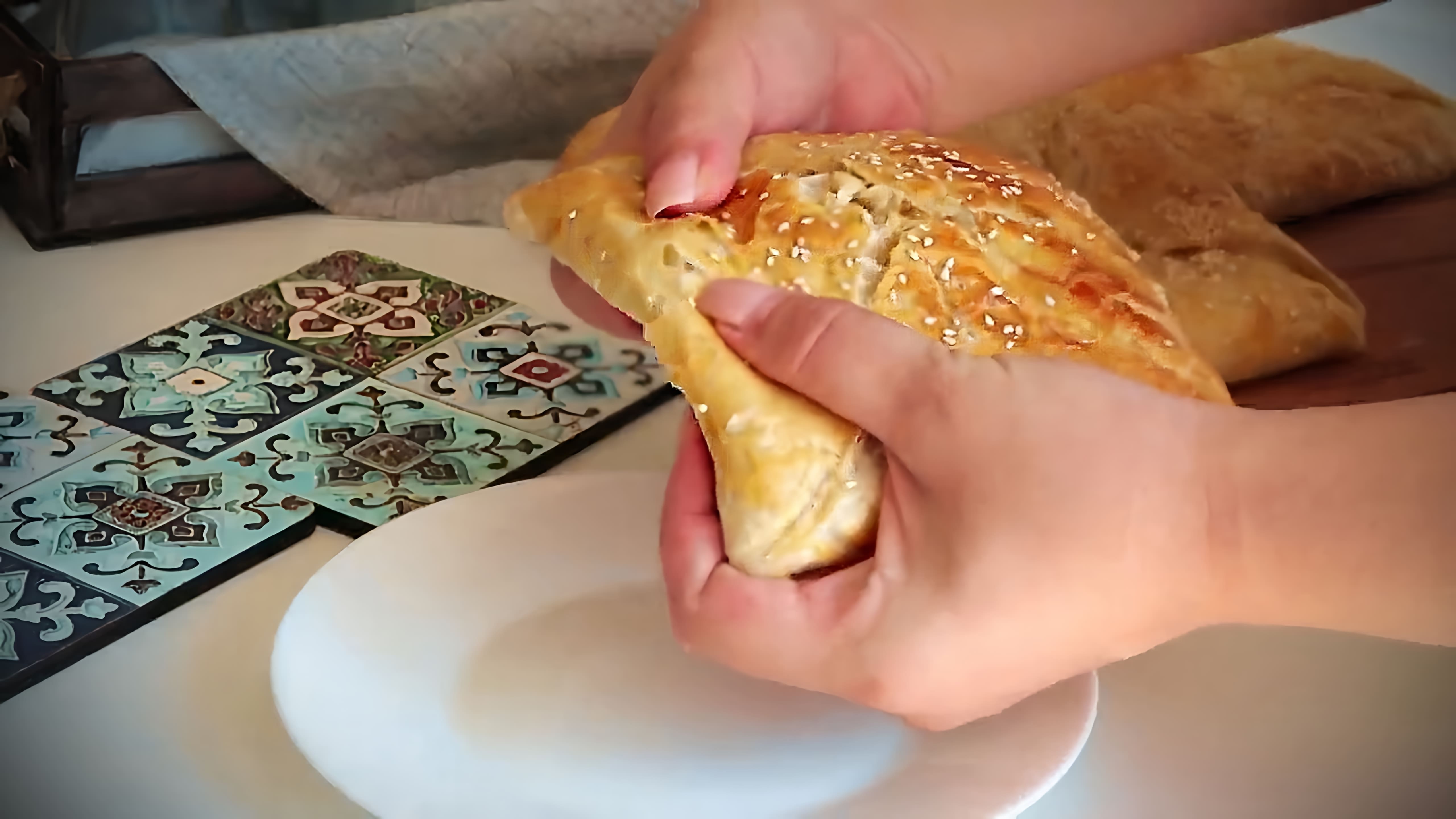 В этом видео демонстрируется процесс приготовления хачапури из готового слоеного теста с сыром и творогом