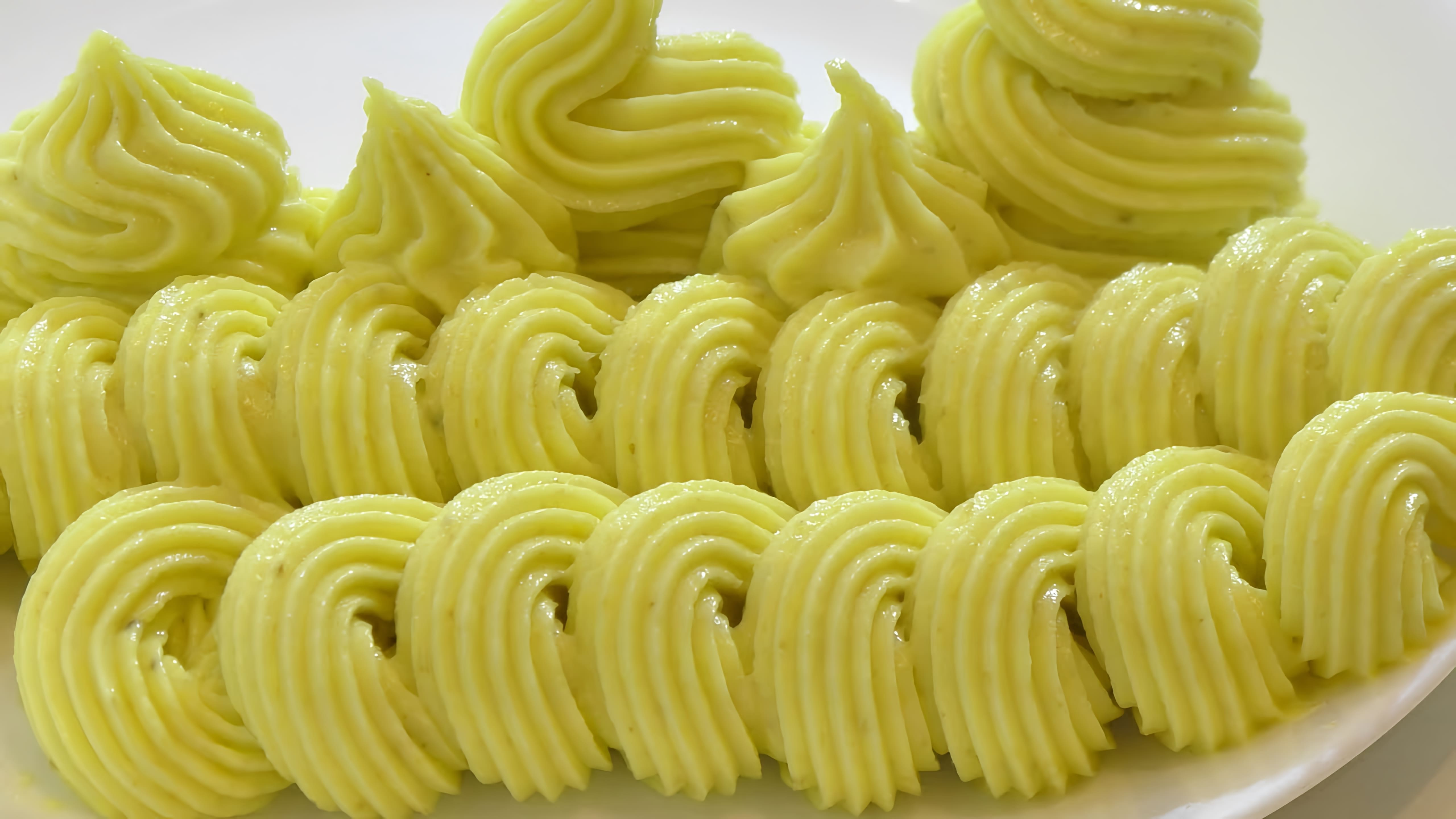 В этом видео Екатерина делится рецептом бананового крема, который подходит для множества тортов и пирожных