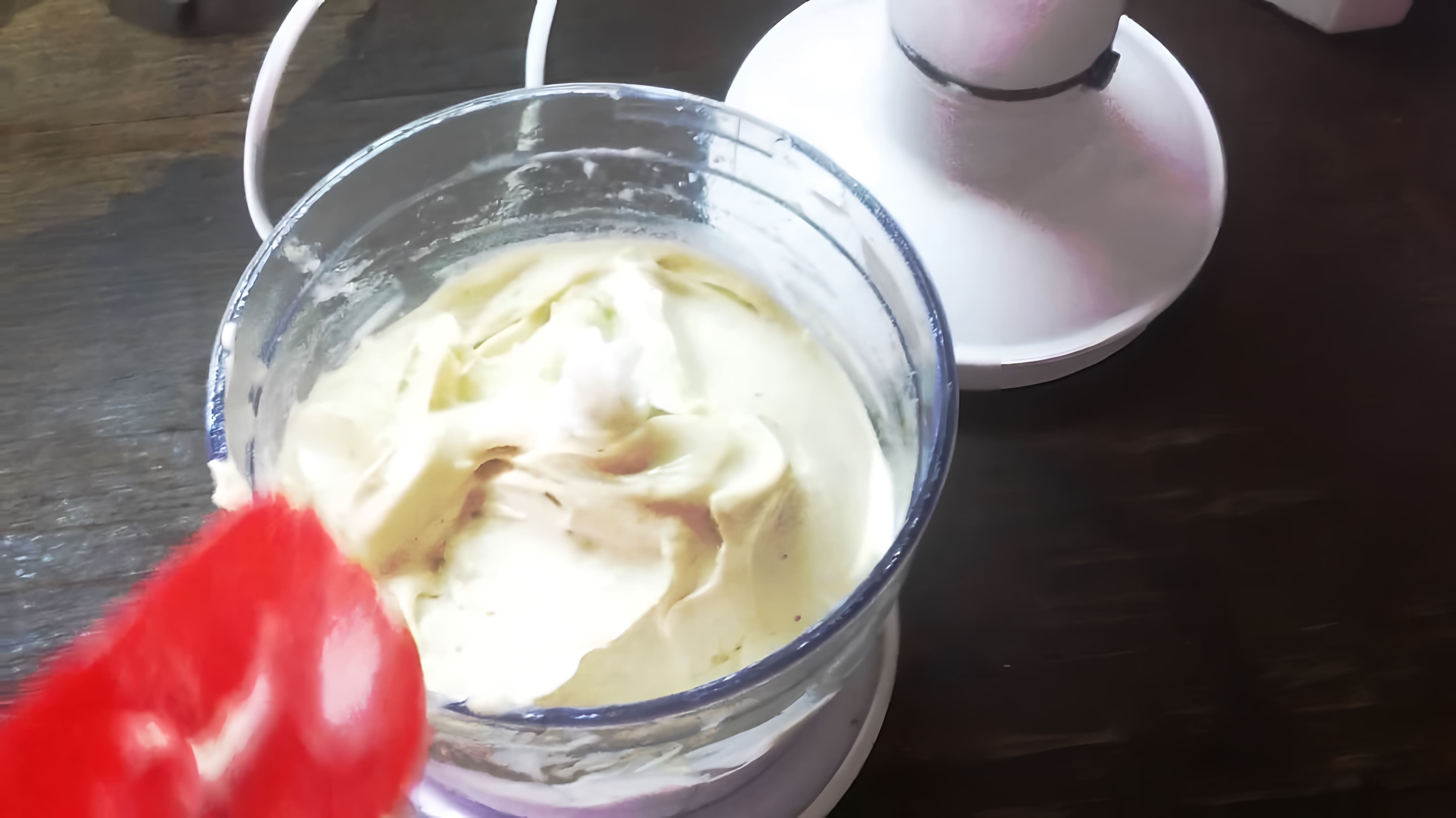 В этом видео демонстрируется простой и быстрый рецепт приготовления бананово-шоколадного мороженого