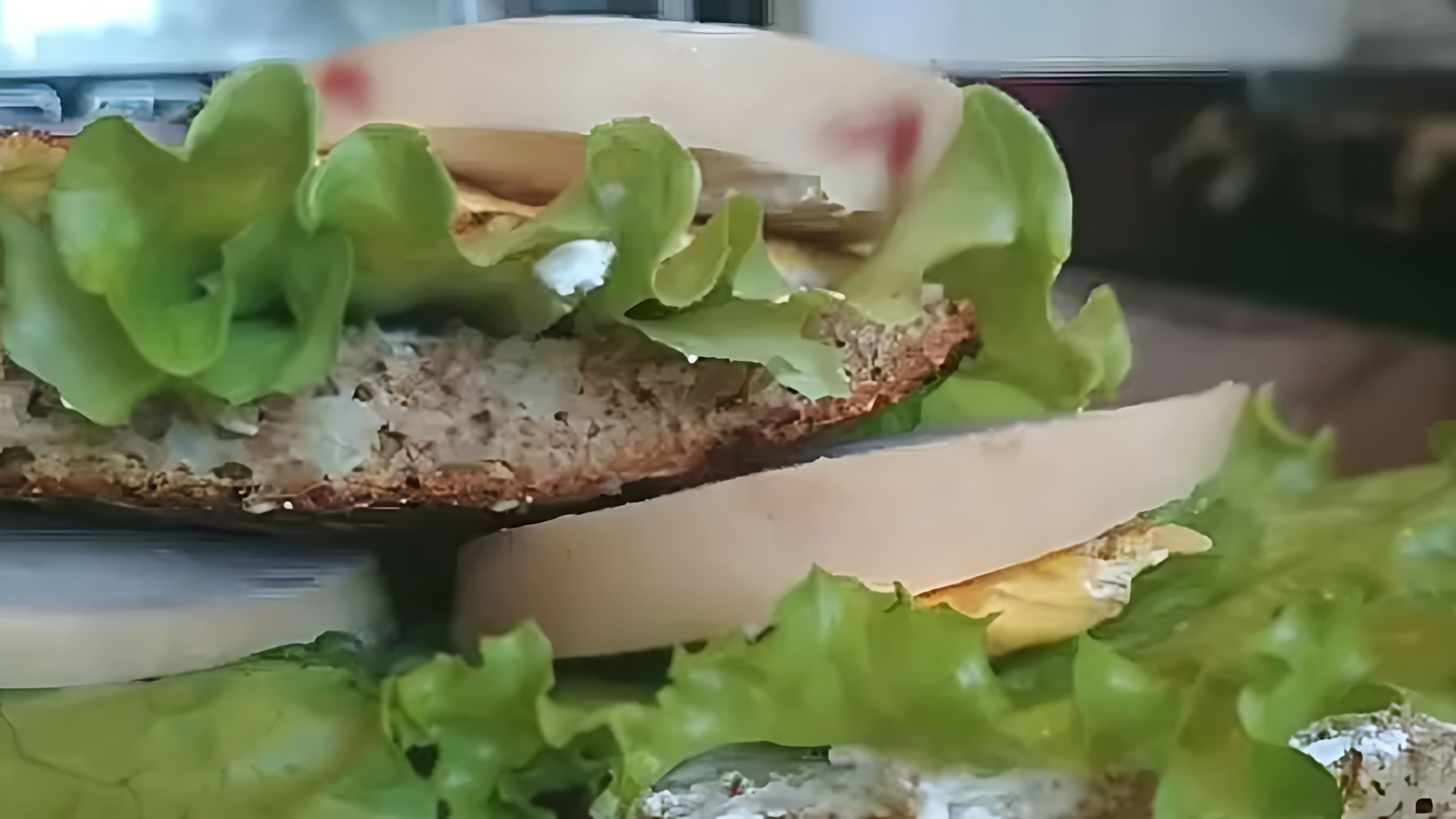 В этом видео демонстрируется рецепт приготовления бутербродов по Дюкану