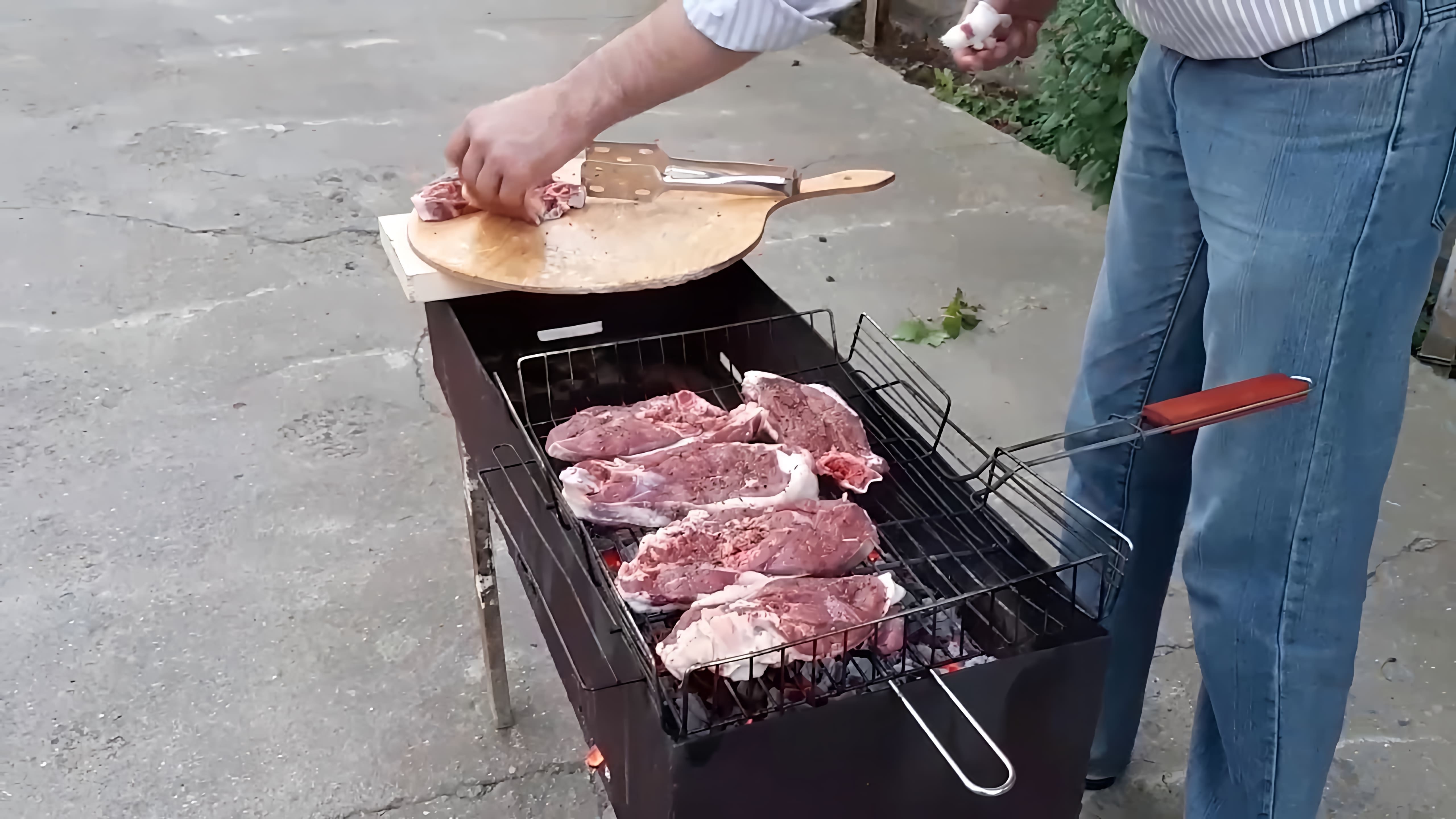 В данном видео демонстрируется процесс приготовления стейков из баранины