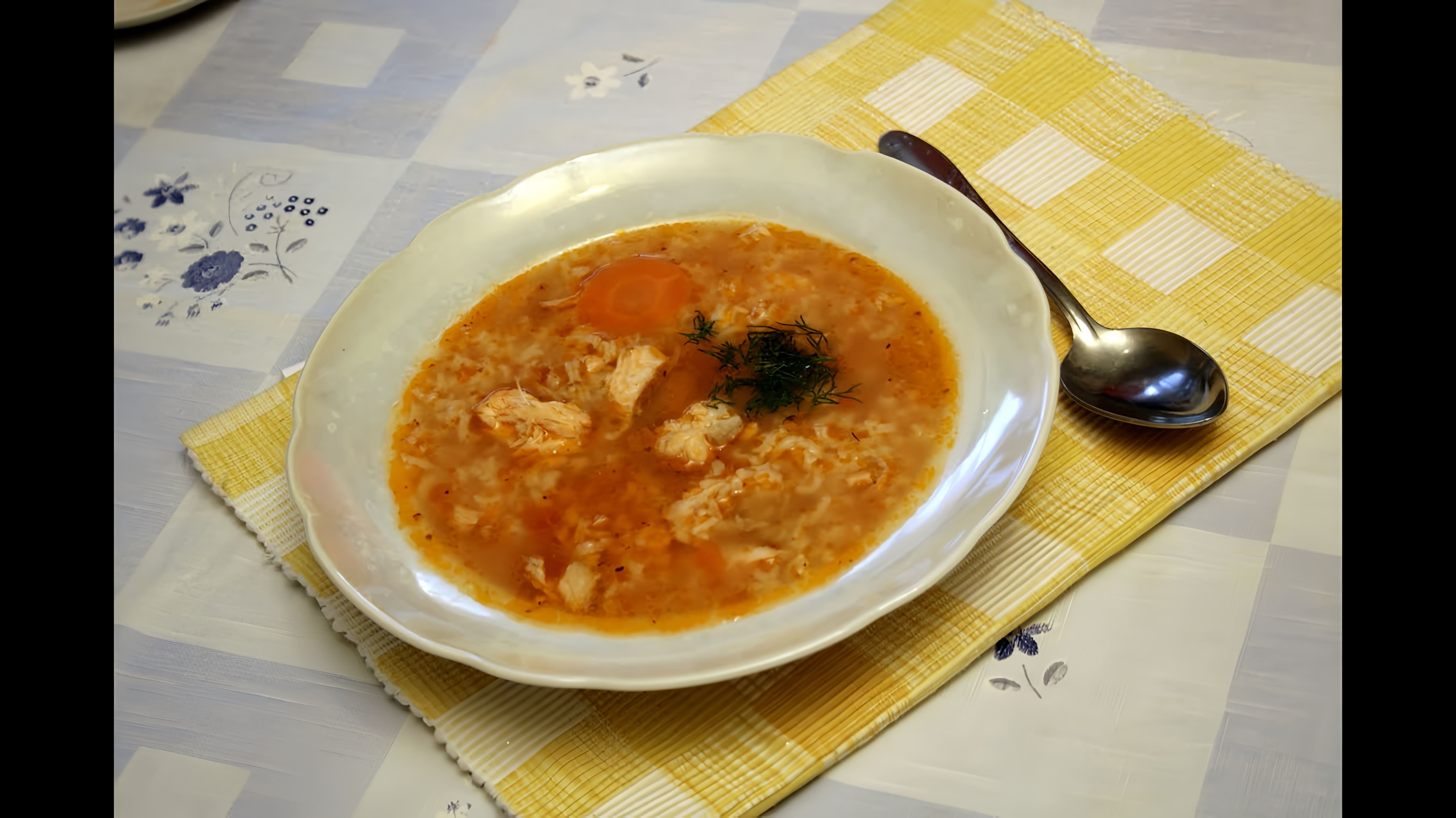 В этом видео демонстрируется процесс приготовления рыбного супа с рисом
