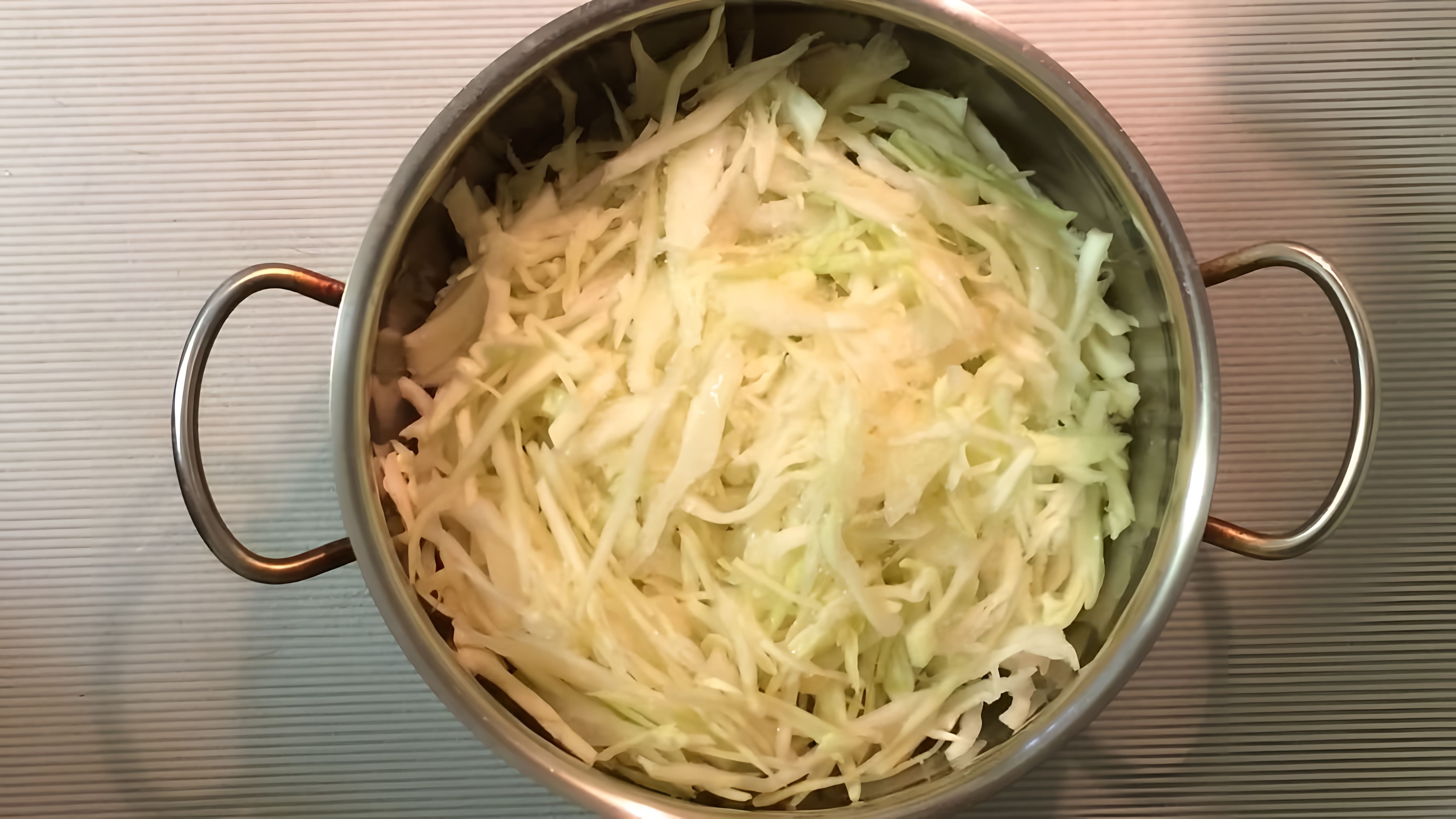 В этом видео-ролике будет показан очень простой рецепт приготовления тушеной капусты без использования лука и моркови