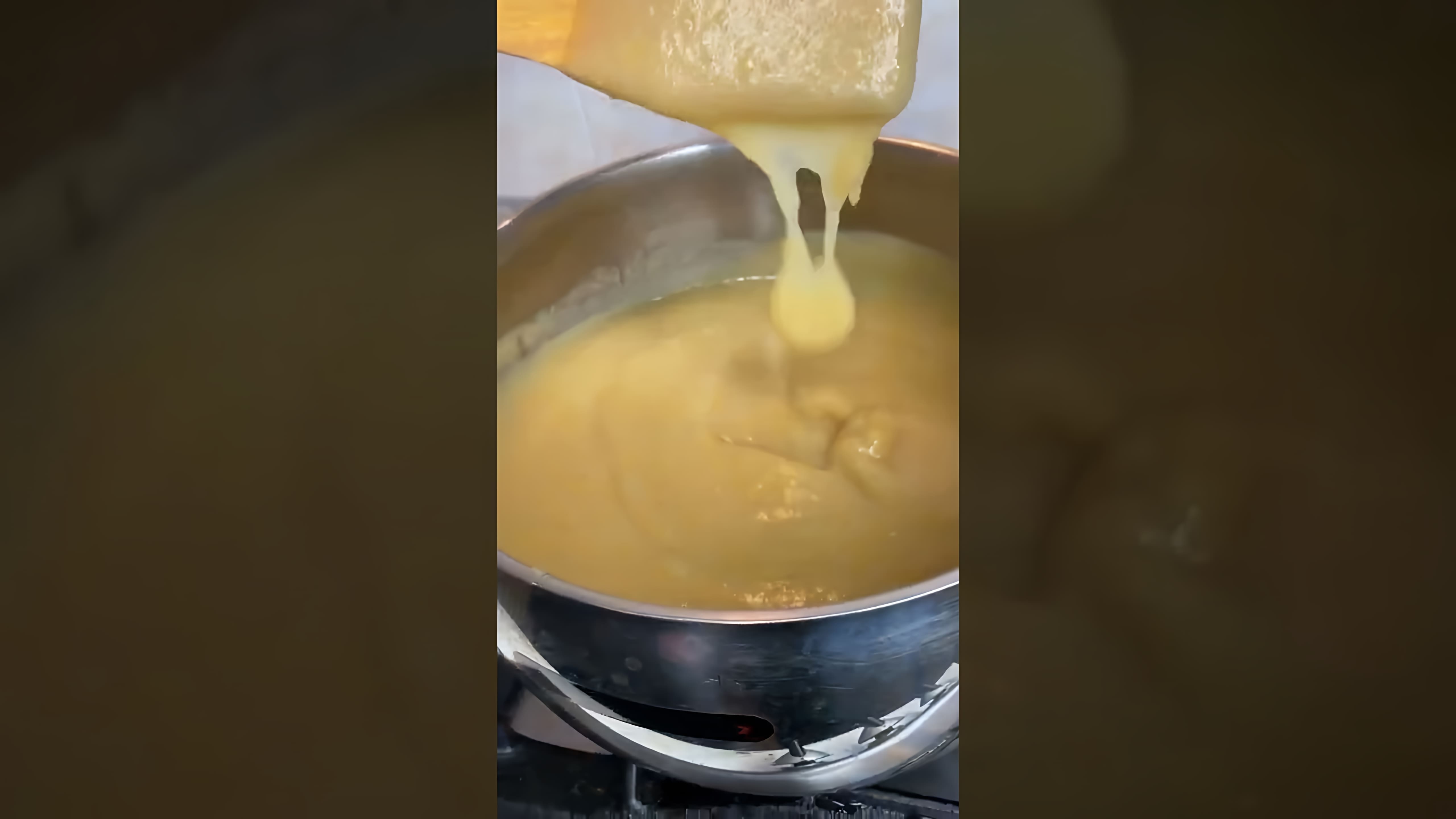 В этом видео демонстрируется процесс приготовления яблочного повидла
