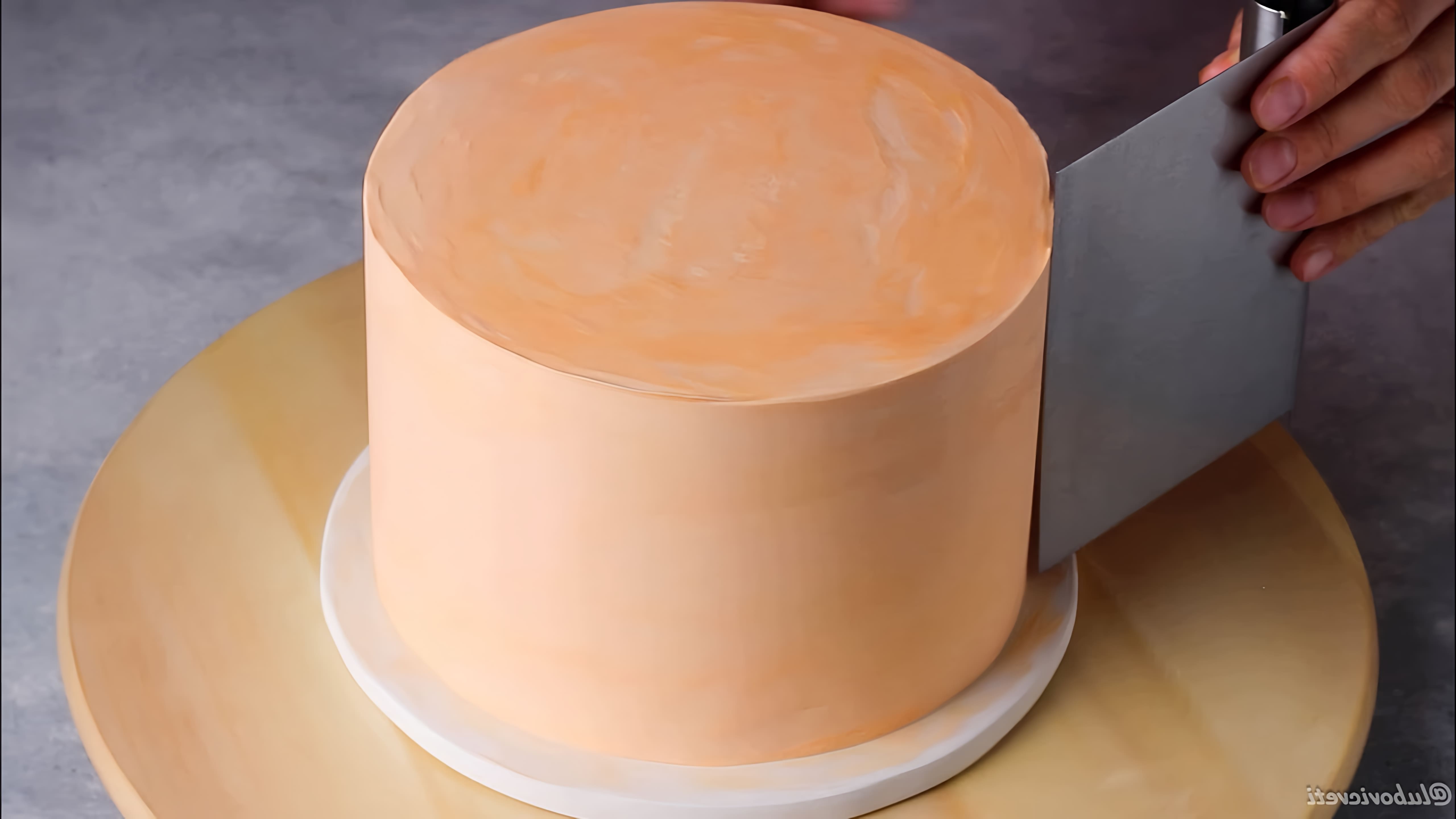 В этом видео демонстрируется рецепт творожного крема для выравнивания тортов