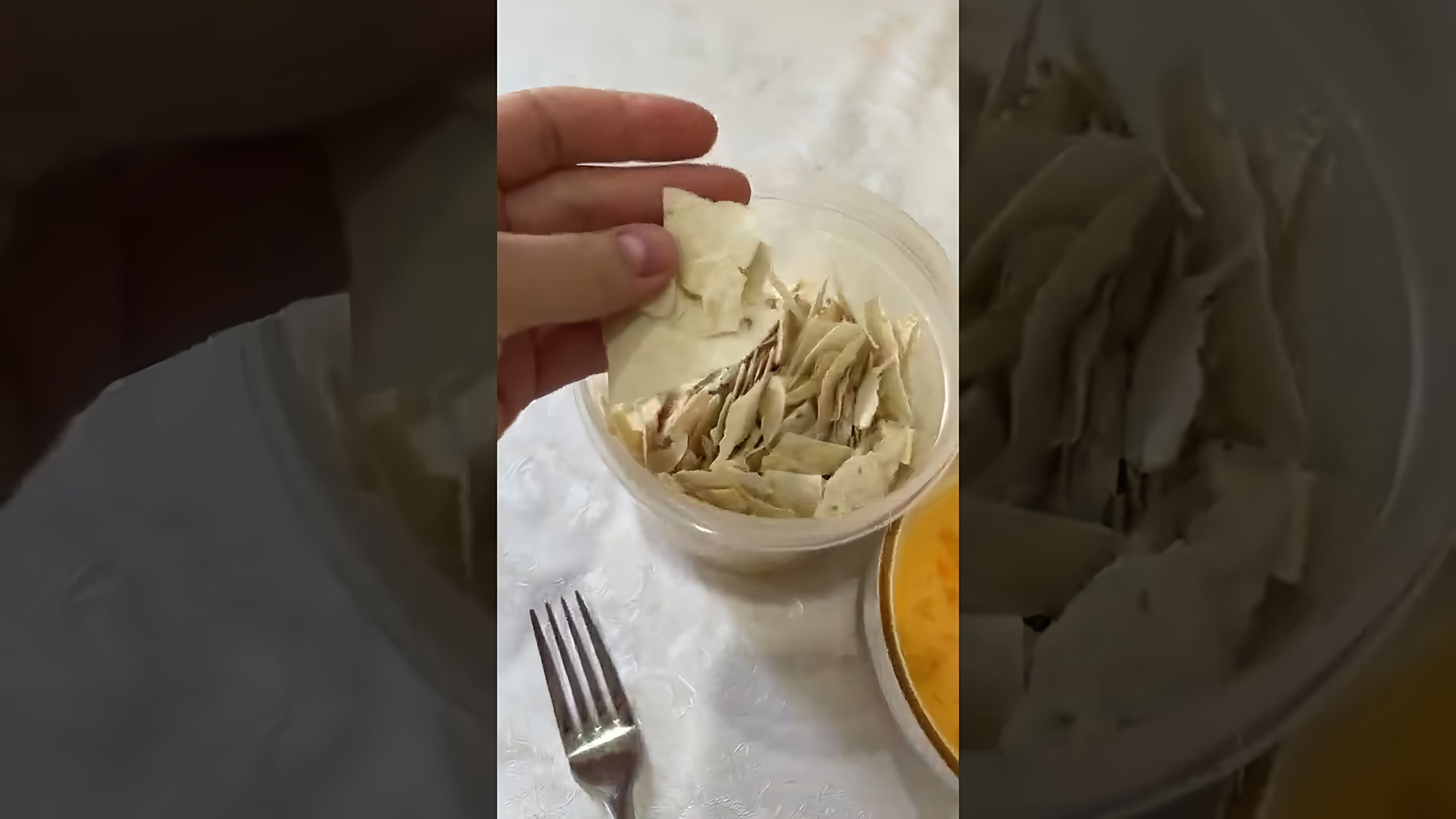 В этом видео девушка рассказывает о том, как она использует сухой лаваш для приготовления вкусного блюда