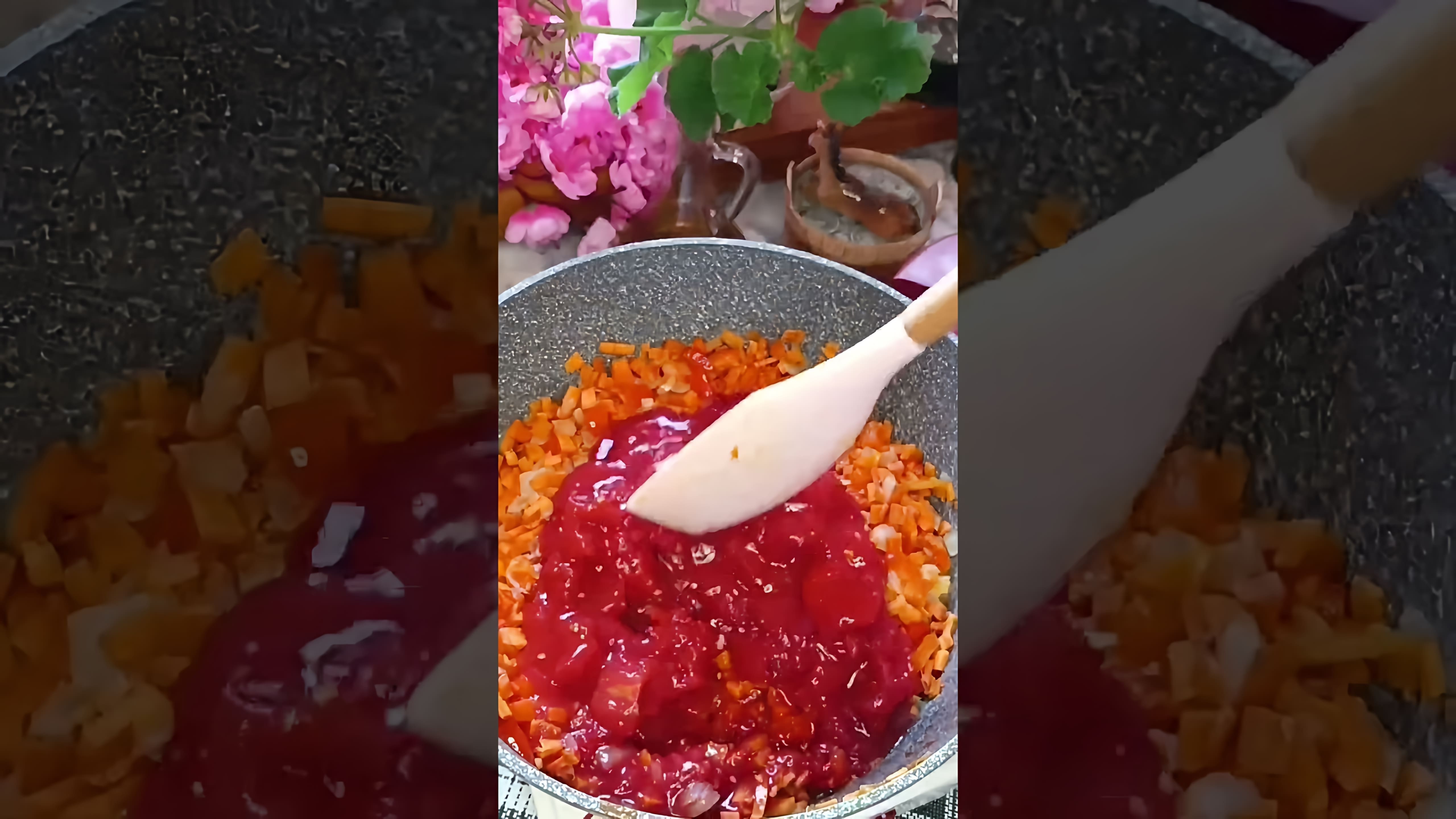 В этом видео демонстрируется рецепт приготовления вкусной закуски из моркови, болгарского перца и лука