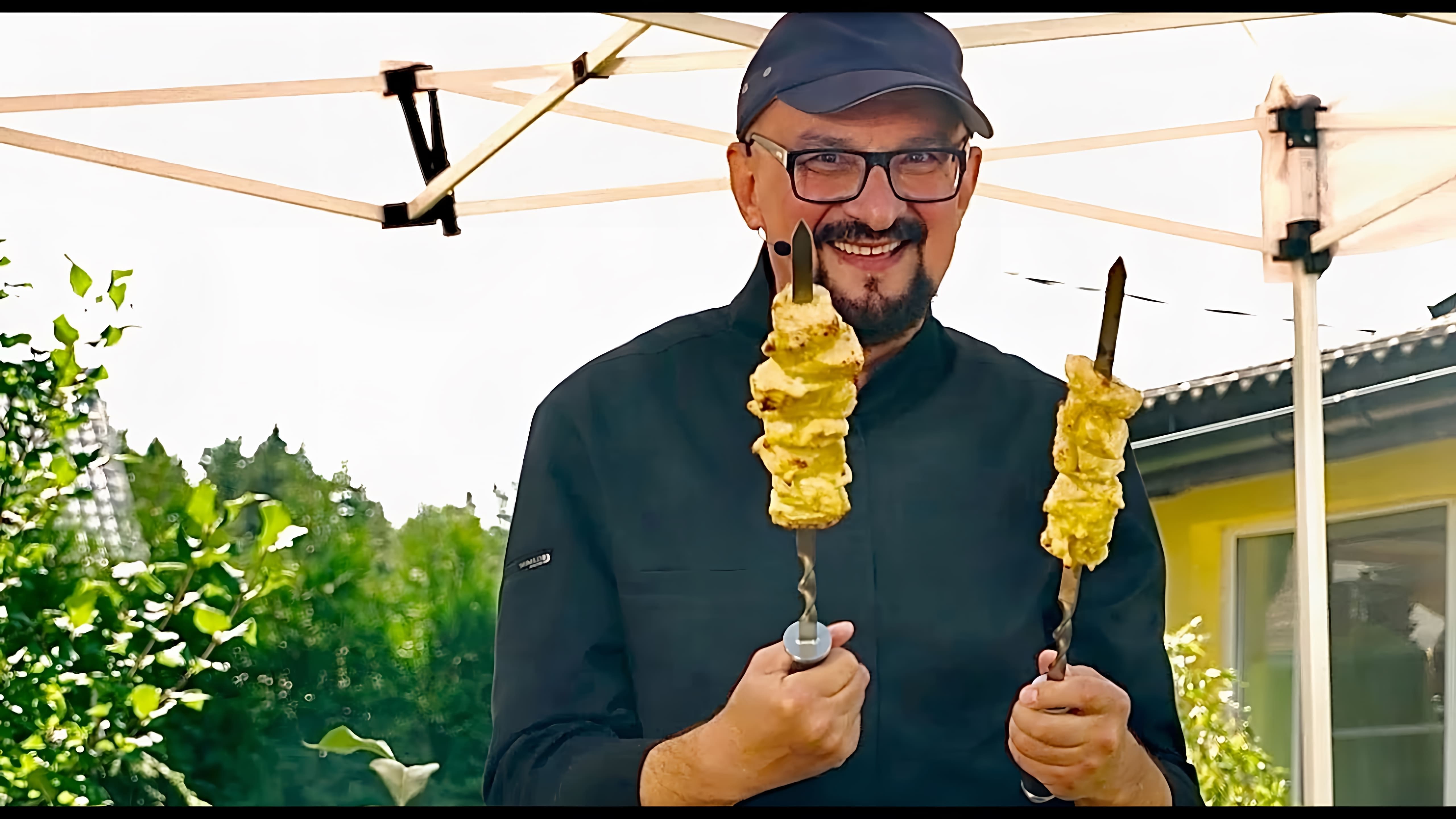 В этом видео Сталик Ханкишиев готовит шашлык из курицы по-ирански