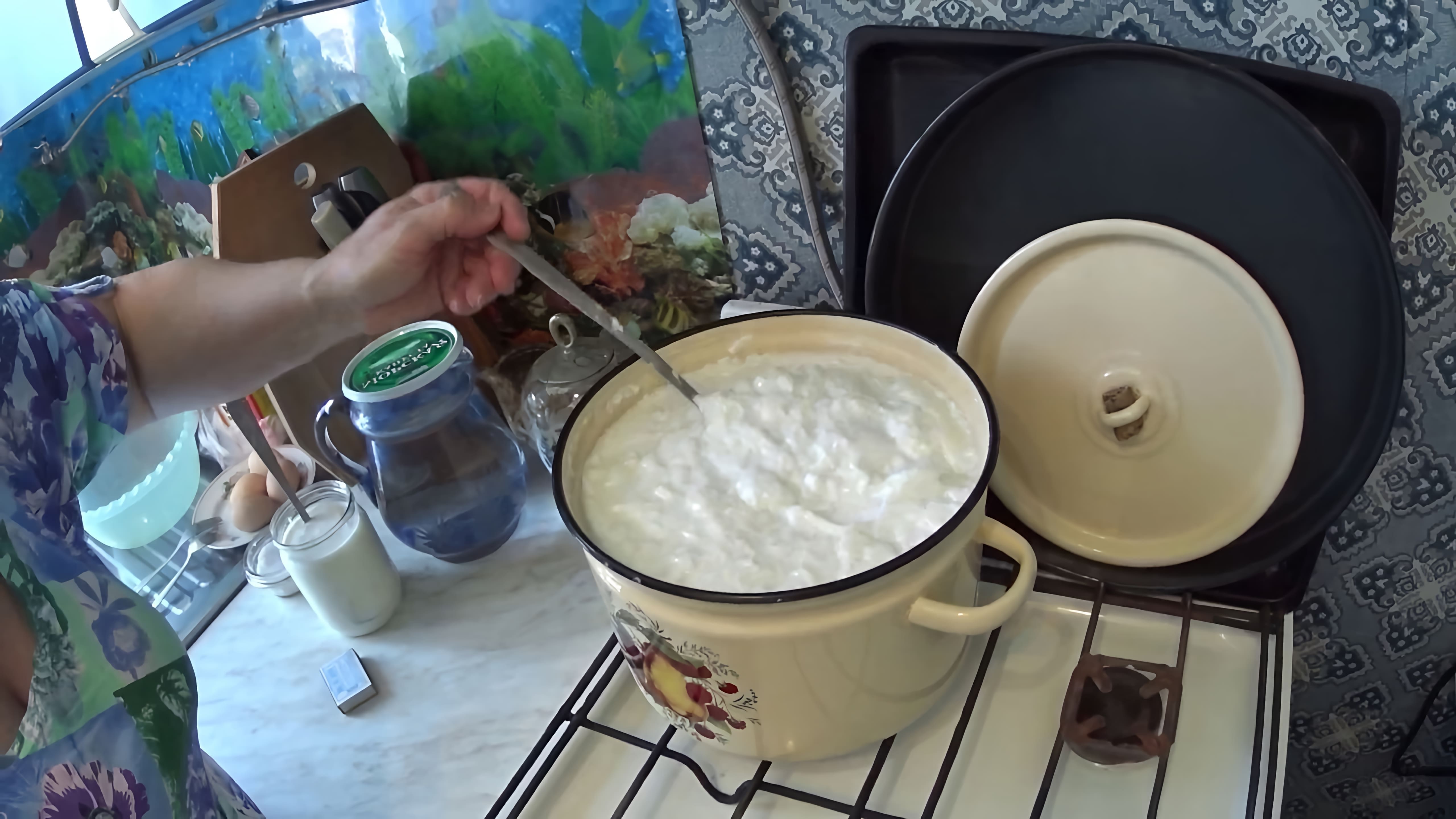 В данном видео демонстрируется процесс приготовления домашнего творога из коровьего молока