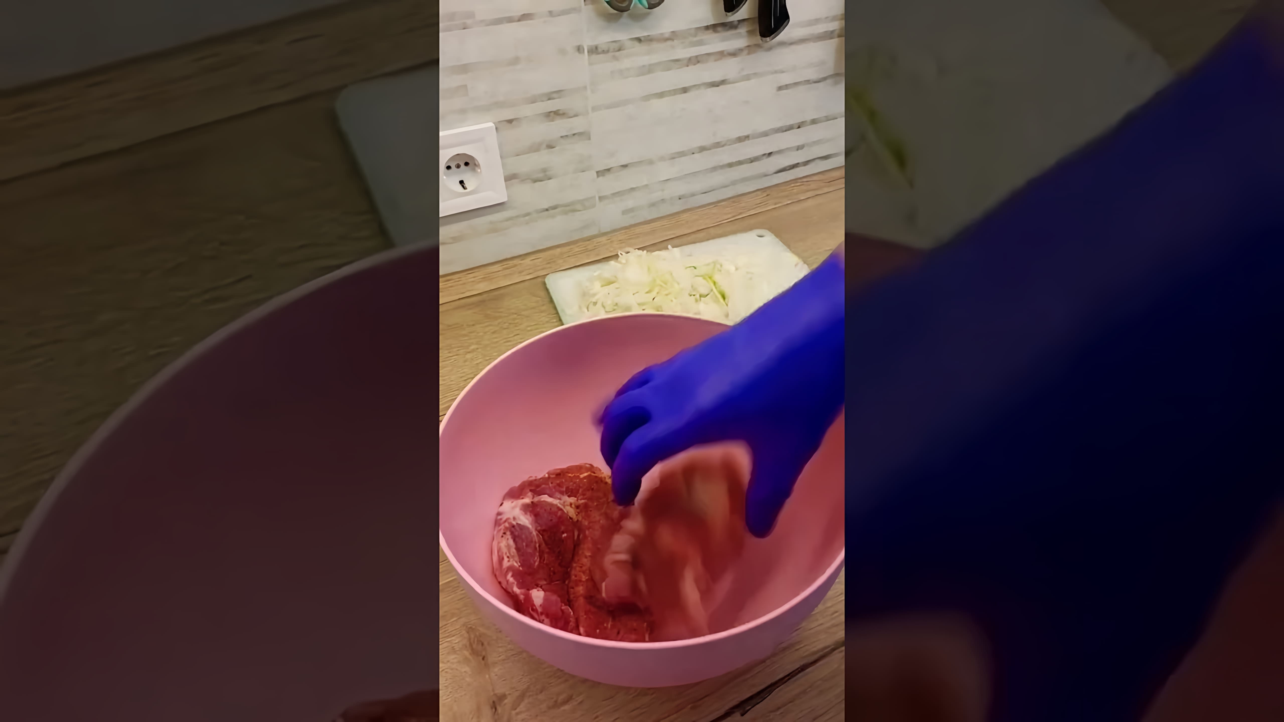 В этом видео-ролике вы увидите, как приготовить самый сочный шашлык, используя только соль, перец, паприку и лук