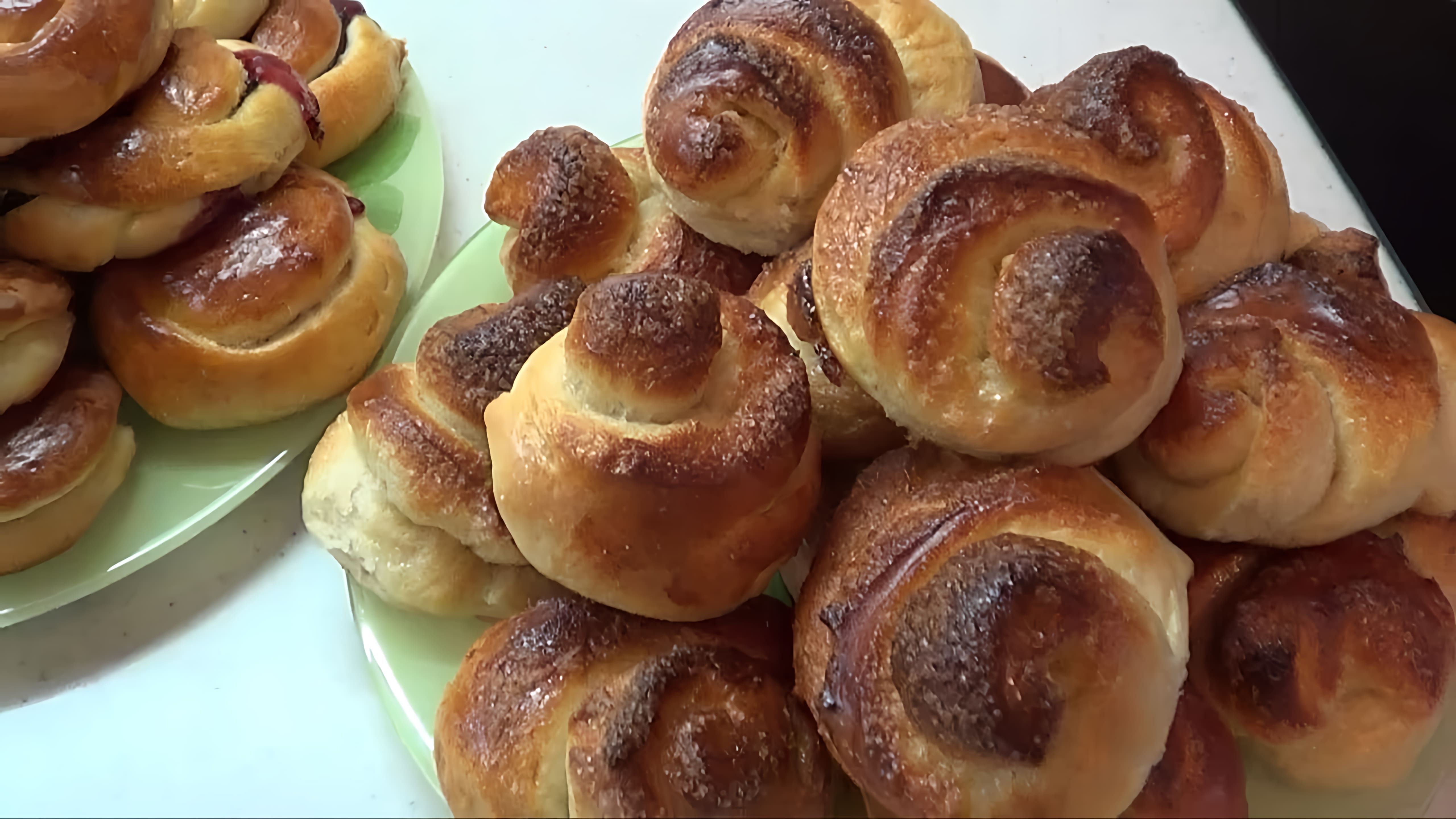 В этом видео демонстрируется процесс приготовления булочек с использованием теста для дрожжевого хлеба в хлебопечке
