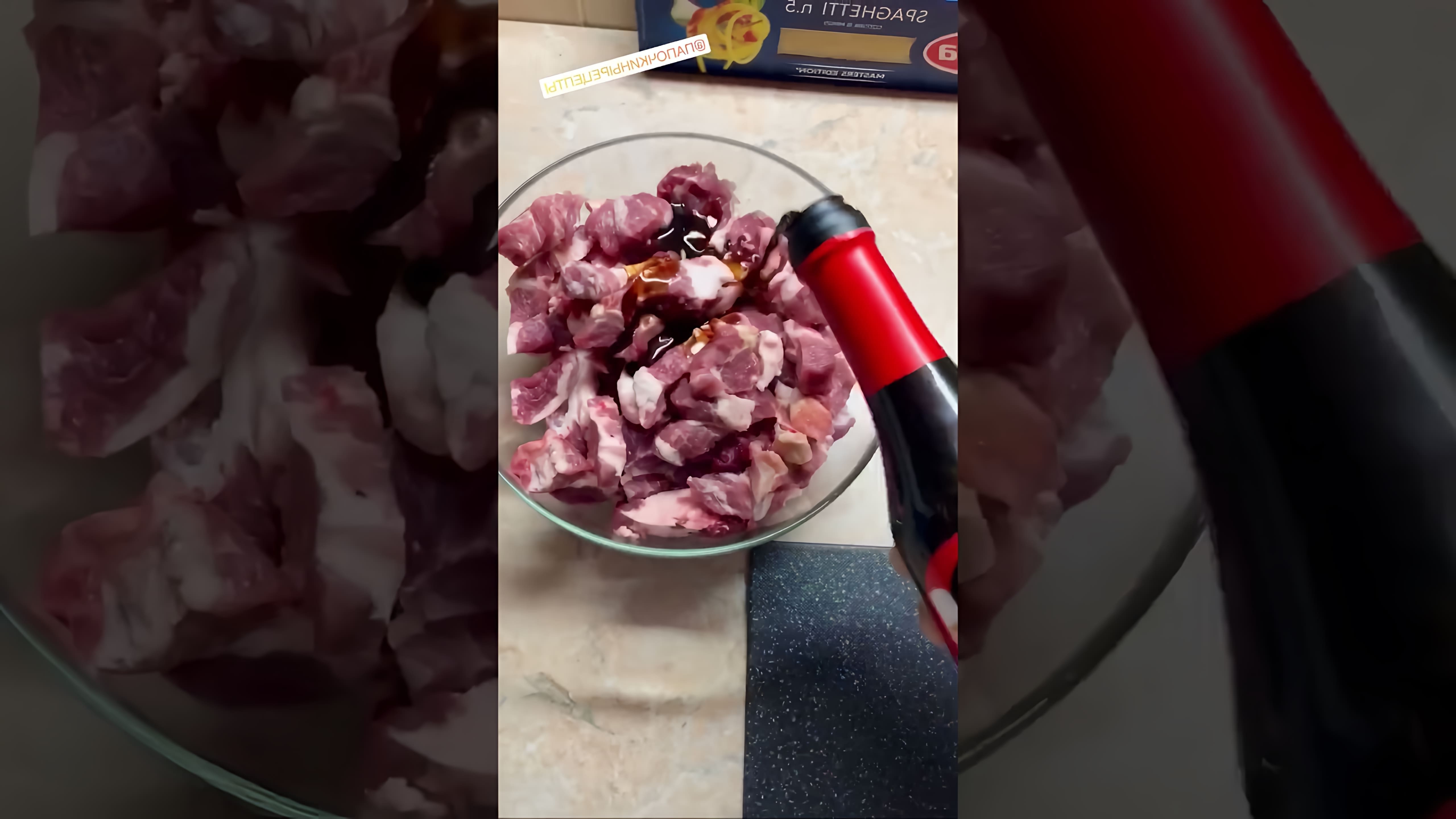 В этом видео-ролике вы увидите, как приготовить вкусное и ароматное блюдо - свинину под соевым соусом