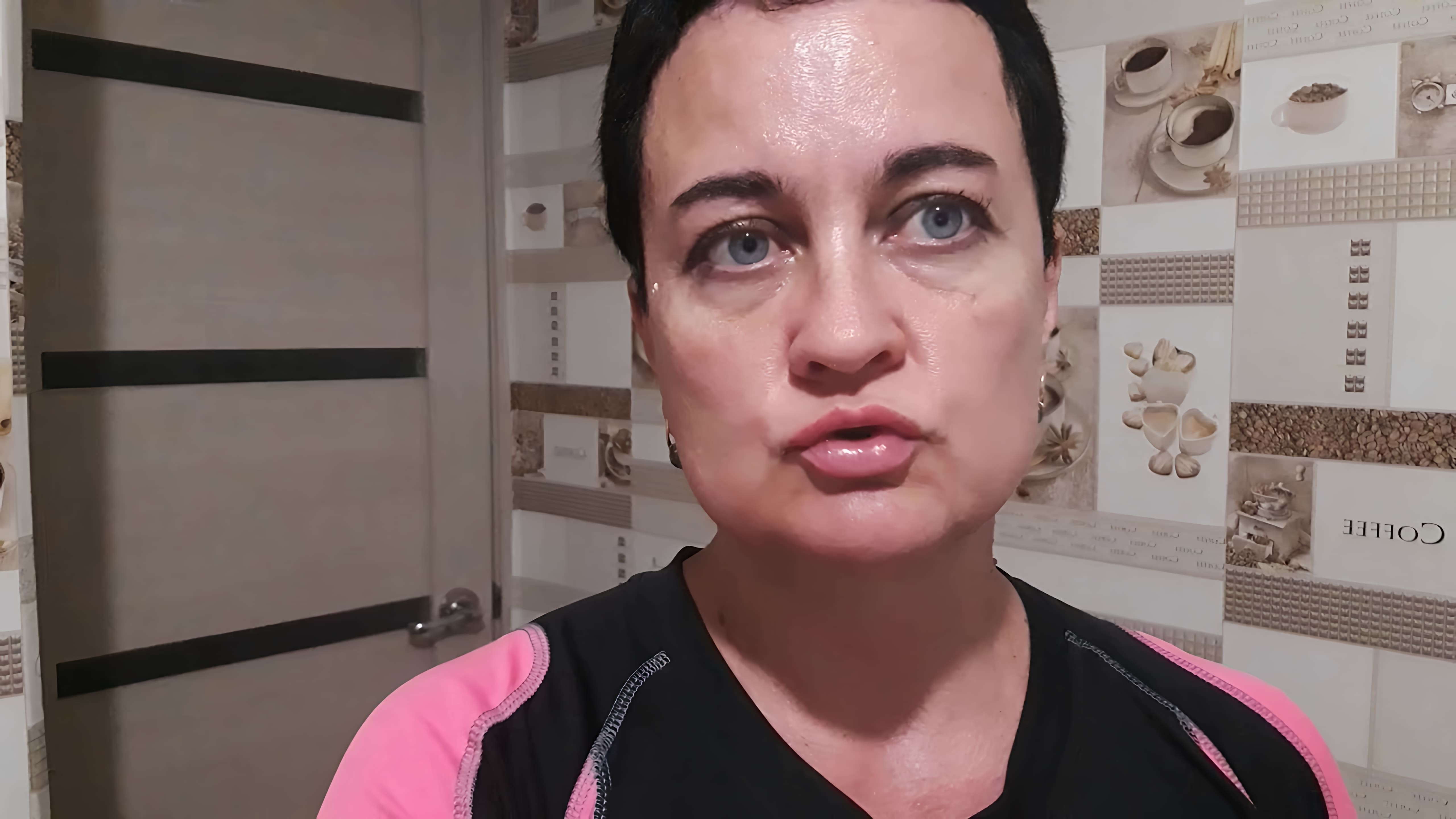 В этом видео девушка рассказывает о том, как приготовить перловую кашу в мультиварке