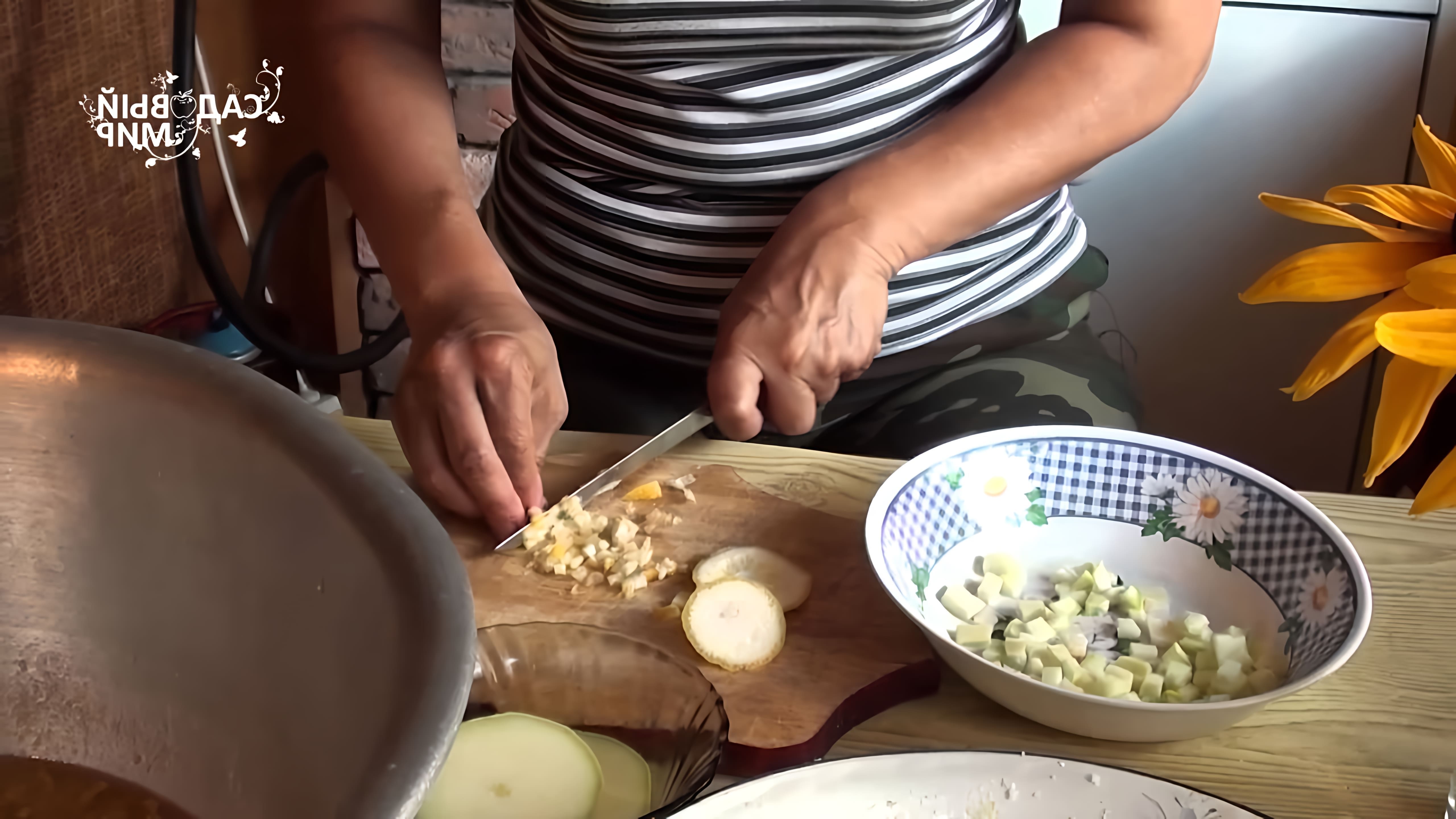 В этом видео демонстрируется процесс приготовления варенья из кабачков с лимоном
