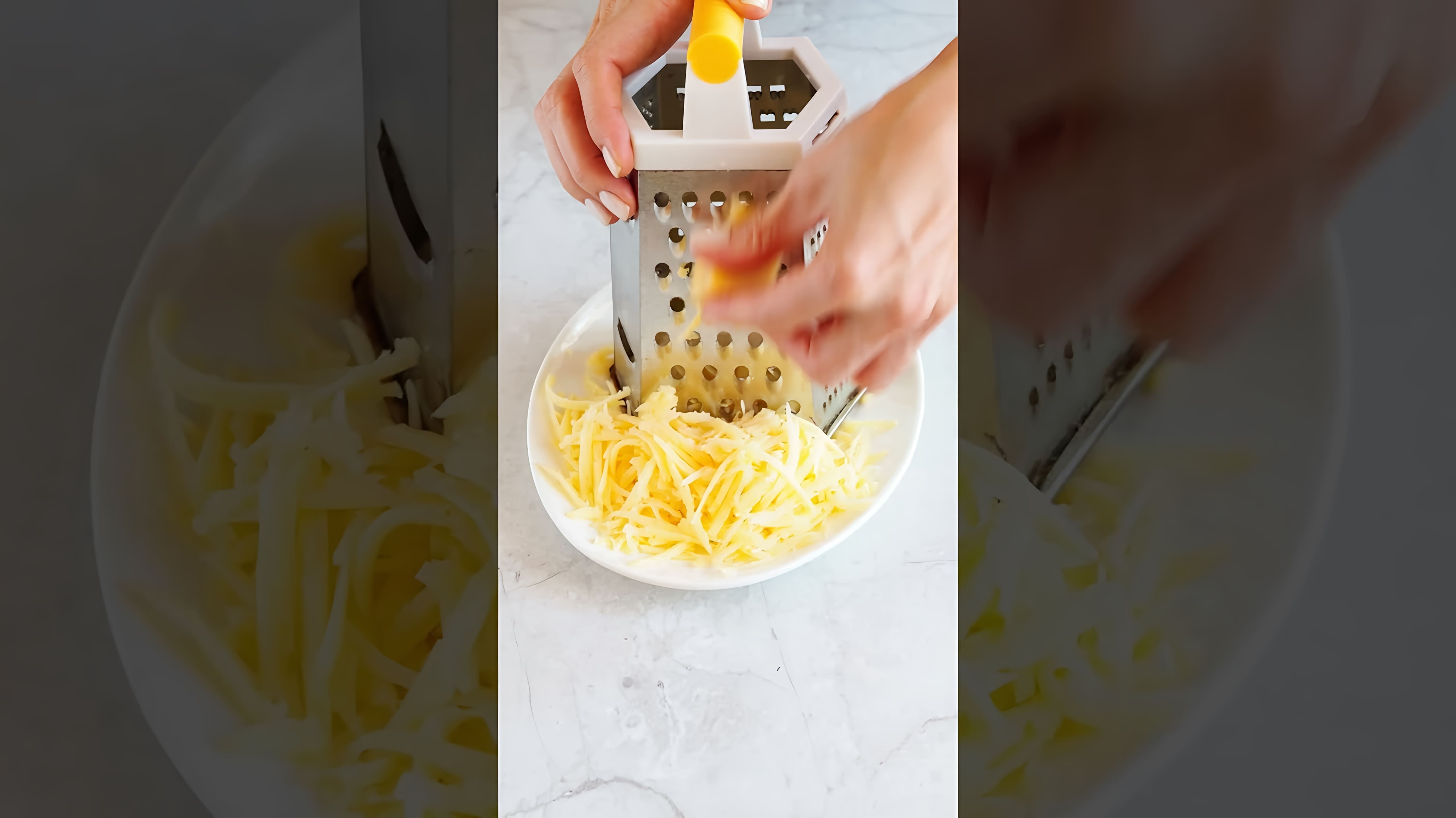 В этом видео-ролике будет представлен рецепт приготовления сырного рулета с начинкой на Новый год