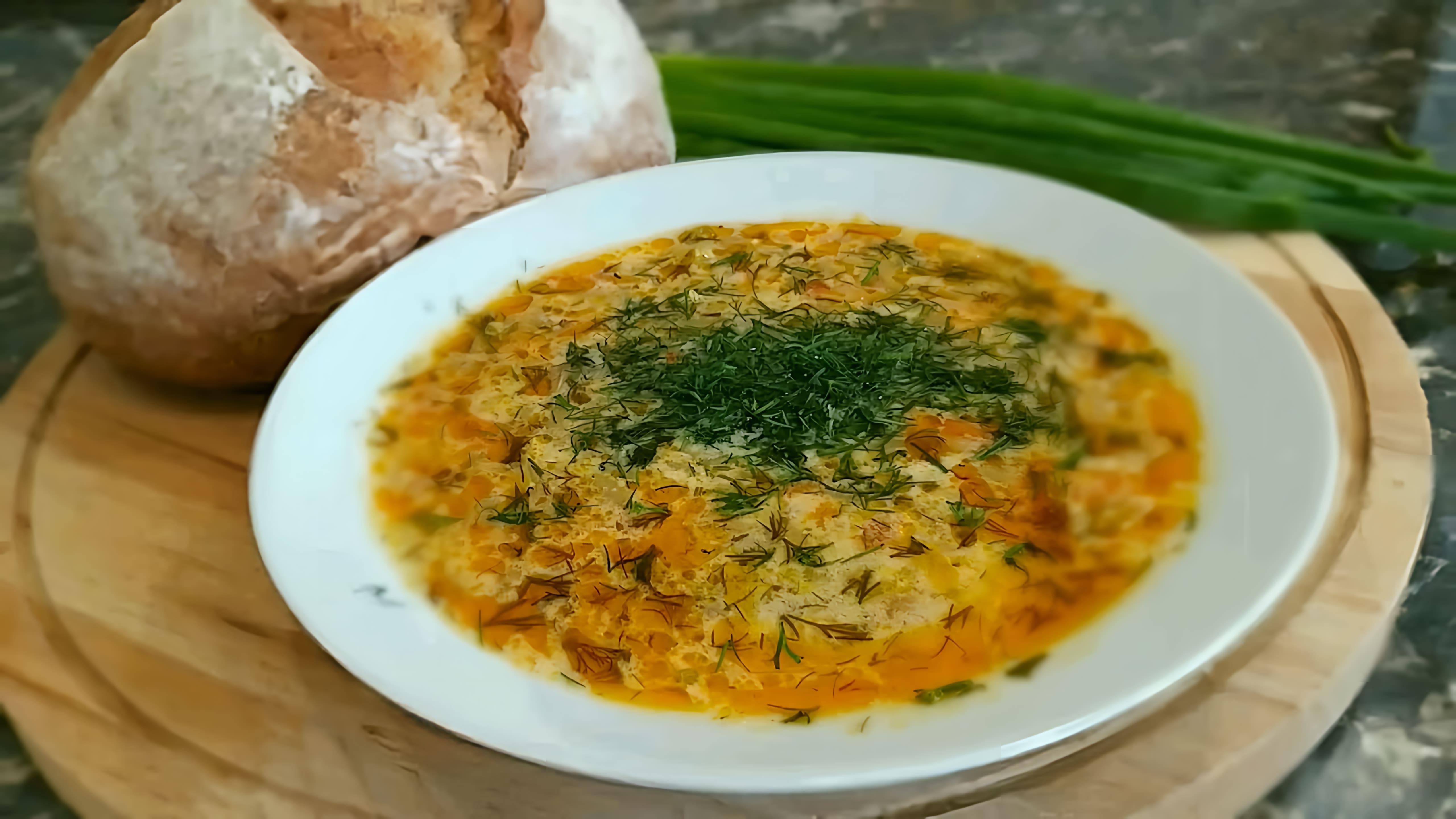 В этом видео демонстрируется процесс приготовления летнего кабачкового супа