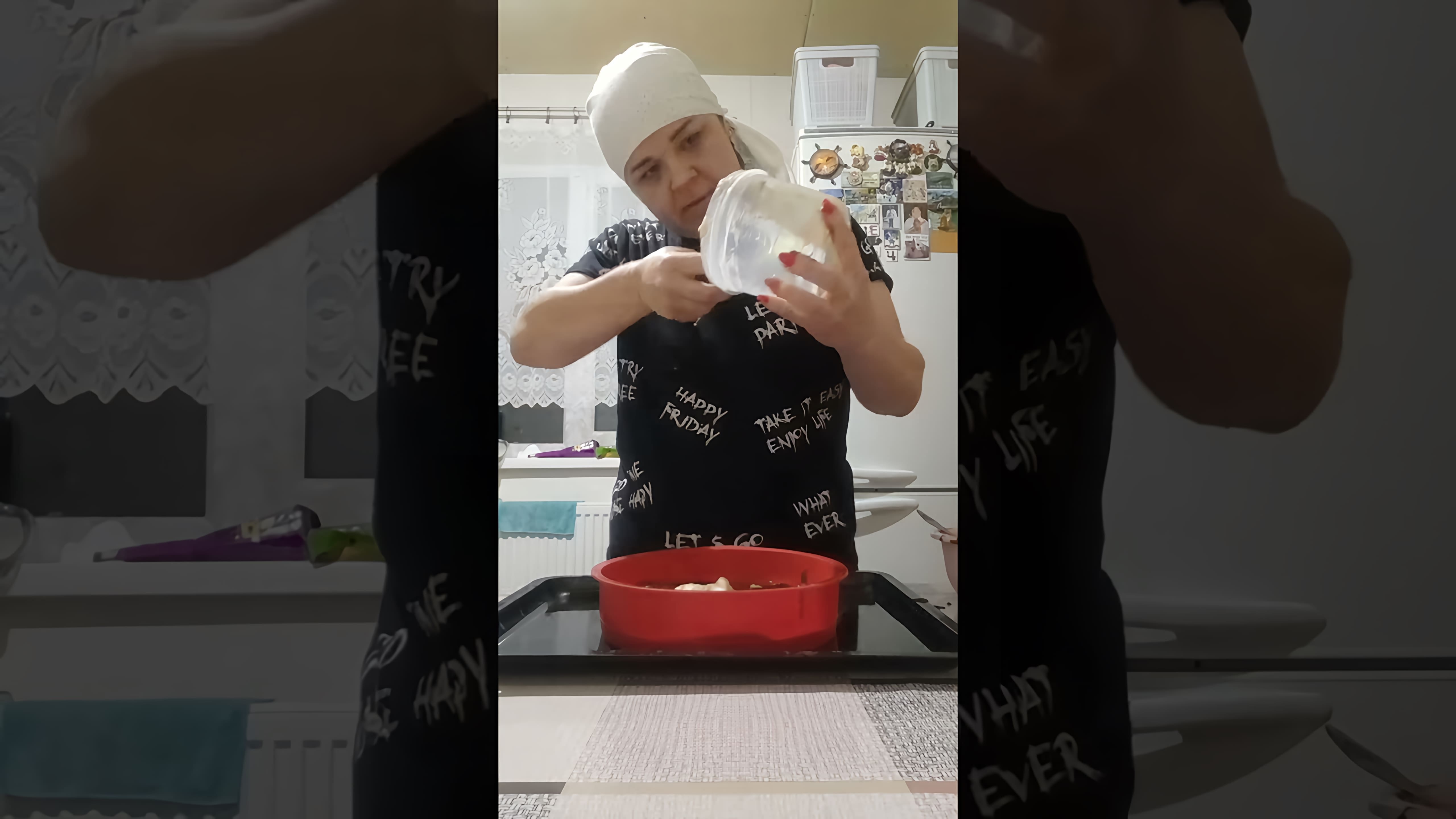 В этом видео демонстрируется процесс приготовления пирога "Зебра"