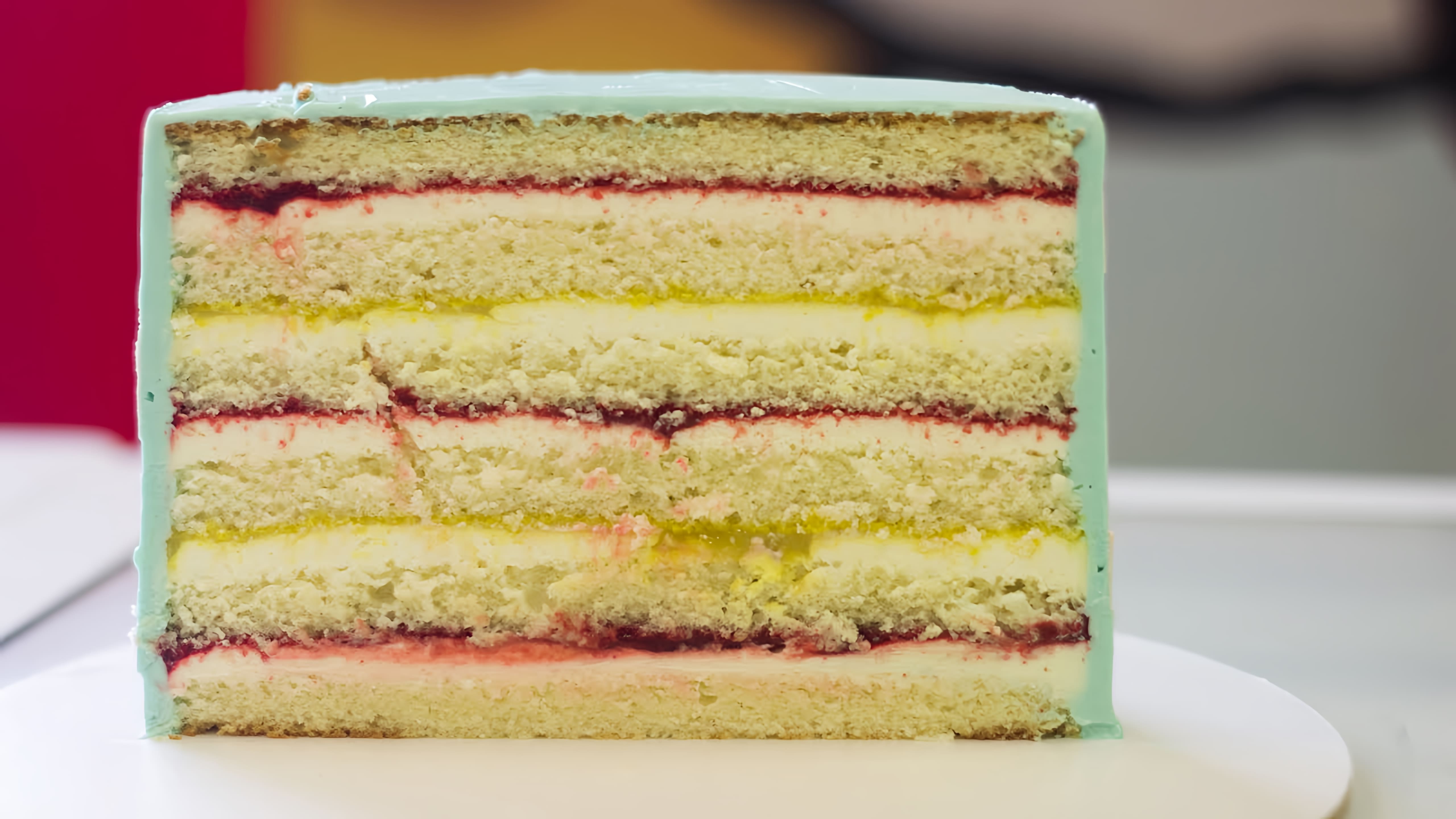В этом видео демонстрируется рецепт простого торта с клубникой, который можно приготовить на день рождения