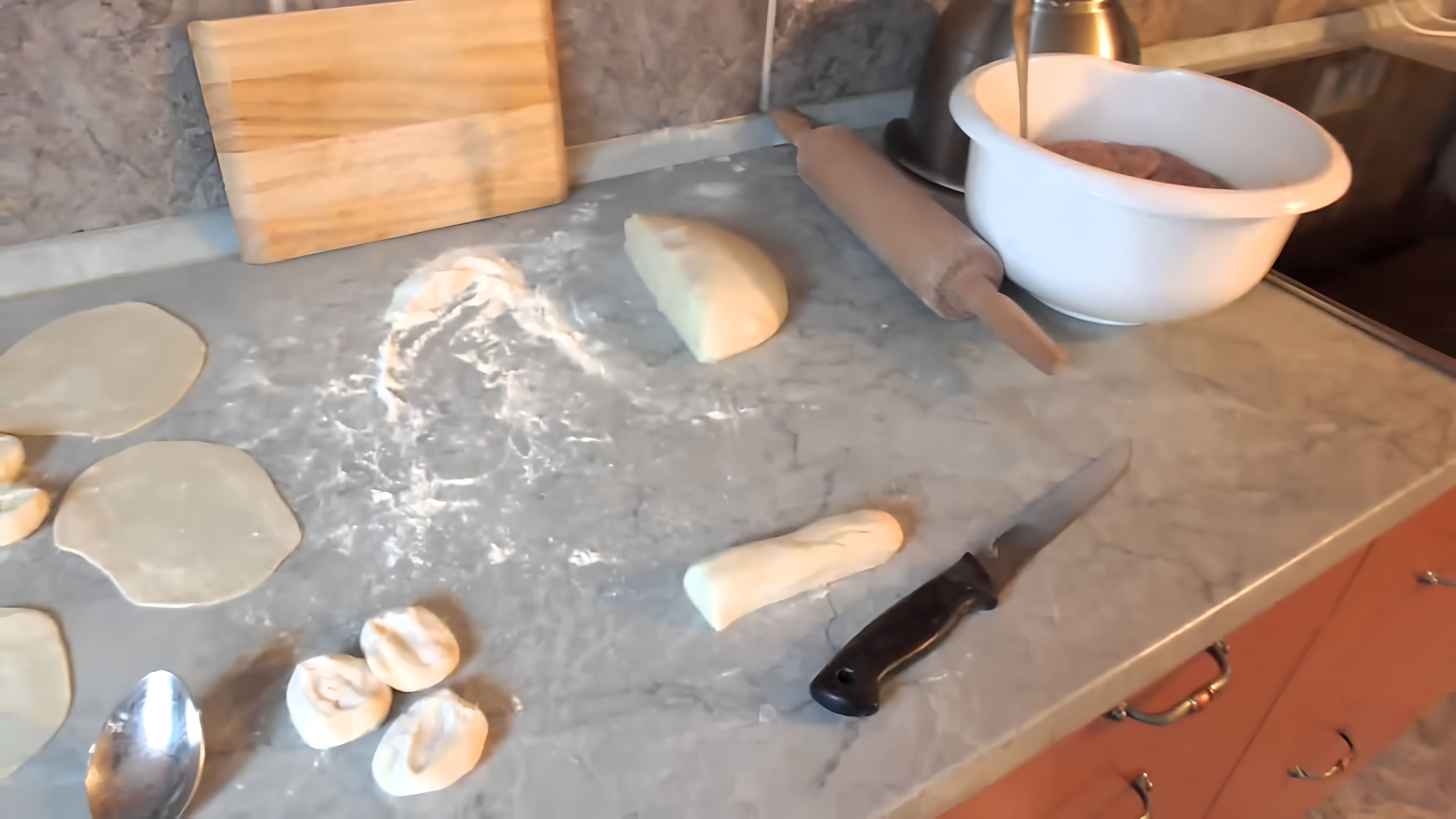 В этом видео демонстрируется процесс приготовления домашних чебуреков