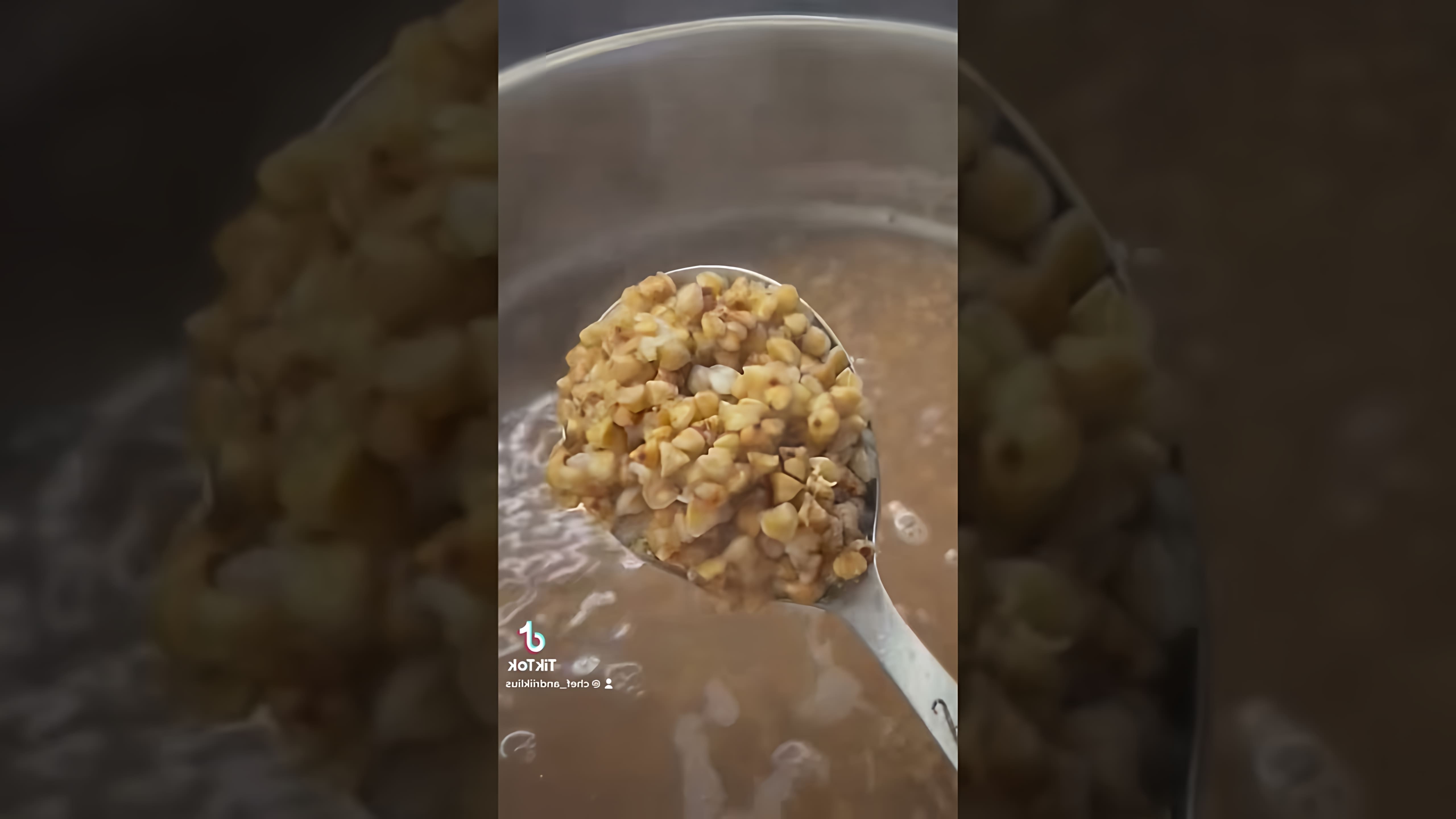 В этом видео демонстрируется простой и быстрый способ приготовления попкорна из гречки