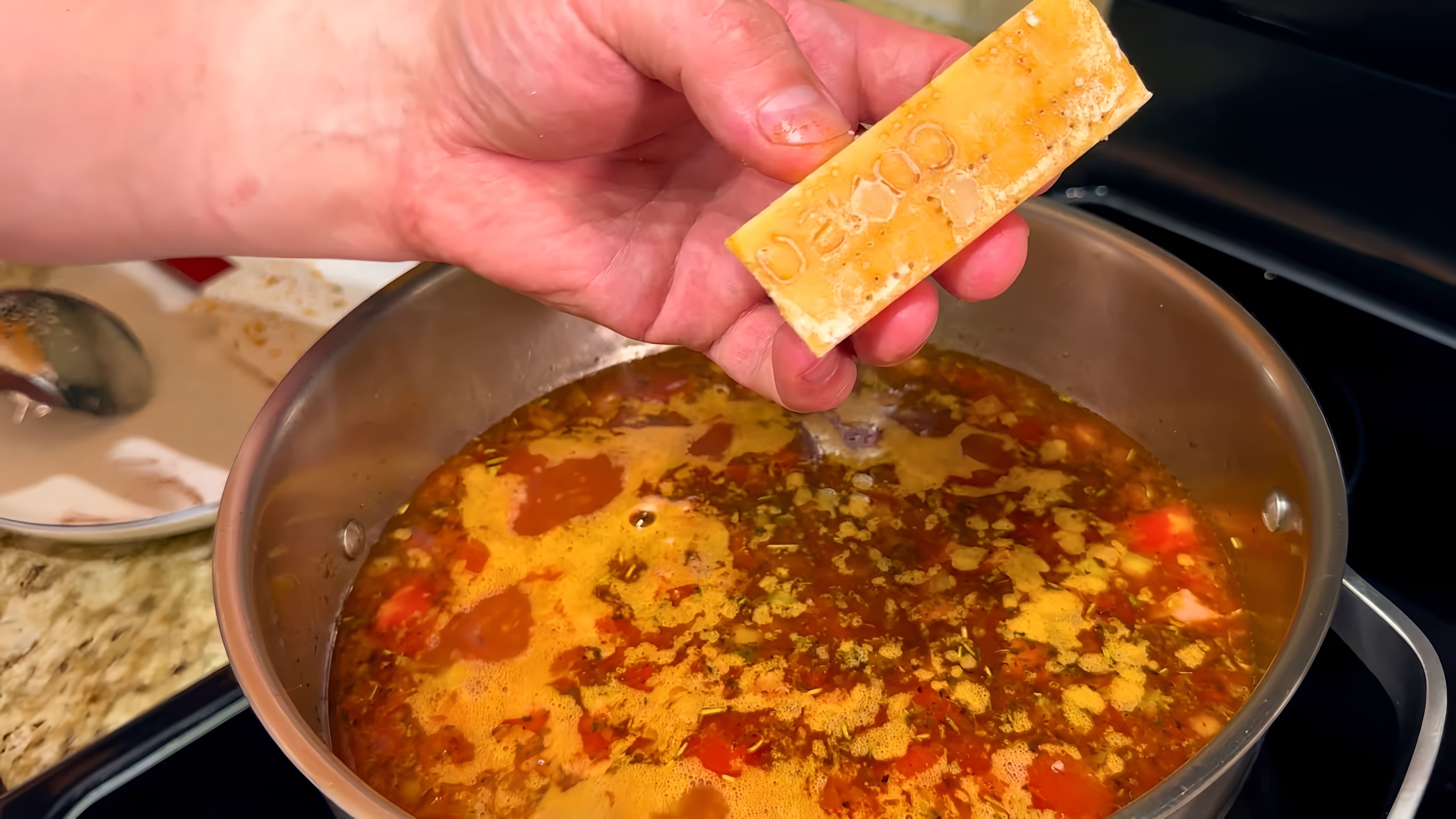 В этом видео демонстрируется рецепт вкусного и быстрого супа с фасолью