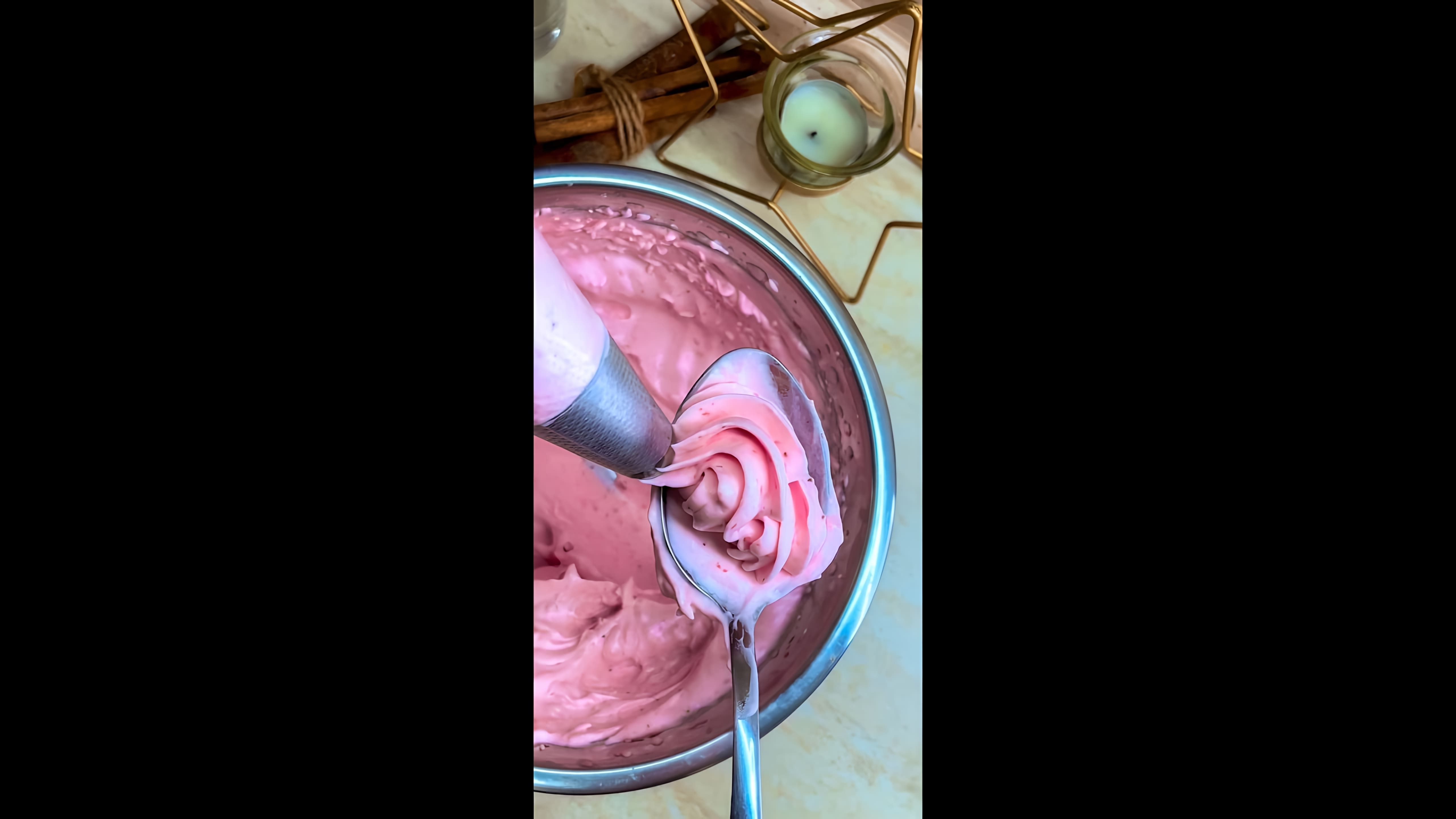 В этом видео демонстрируется процесс приготовления клубничного крема