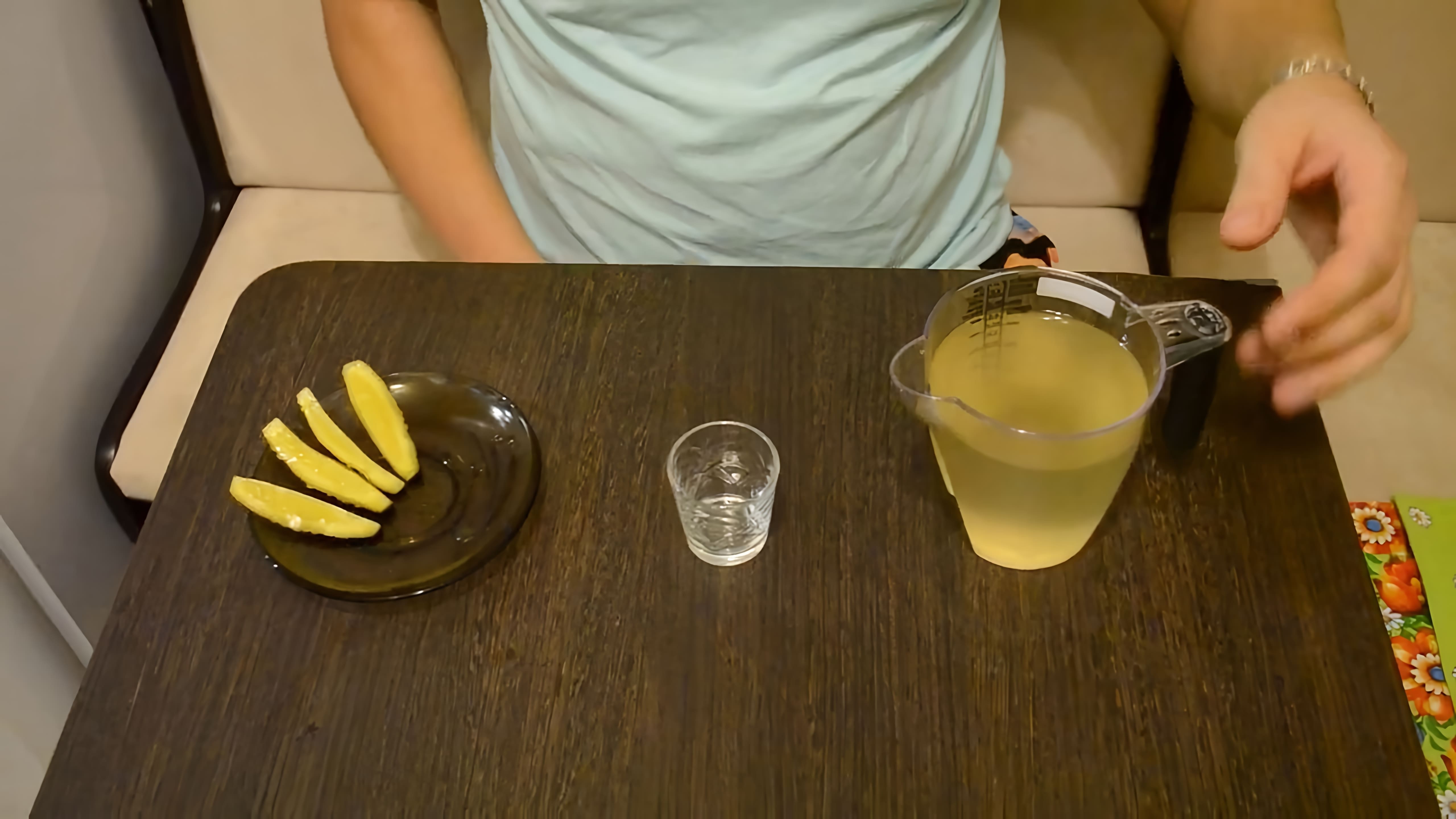 В этом видео демонстрируется процесс приготовления имбирной настойки на водке