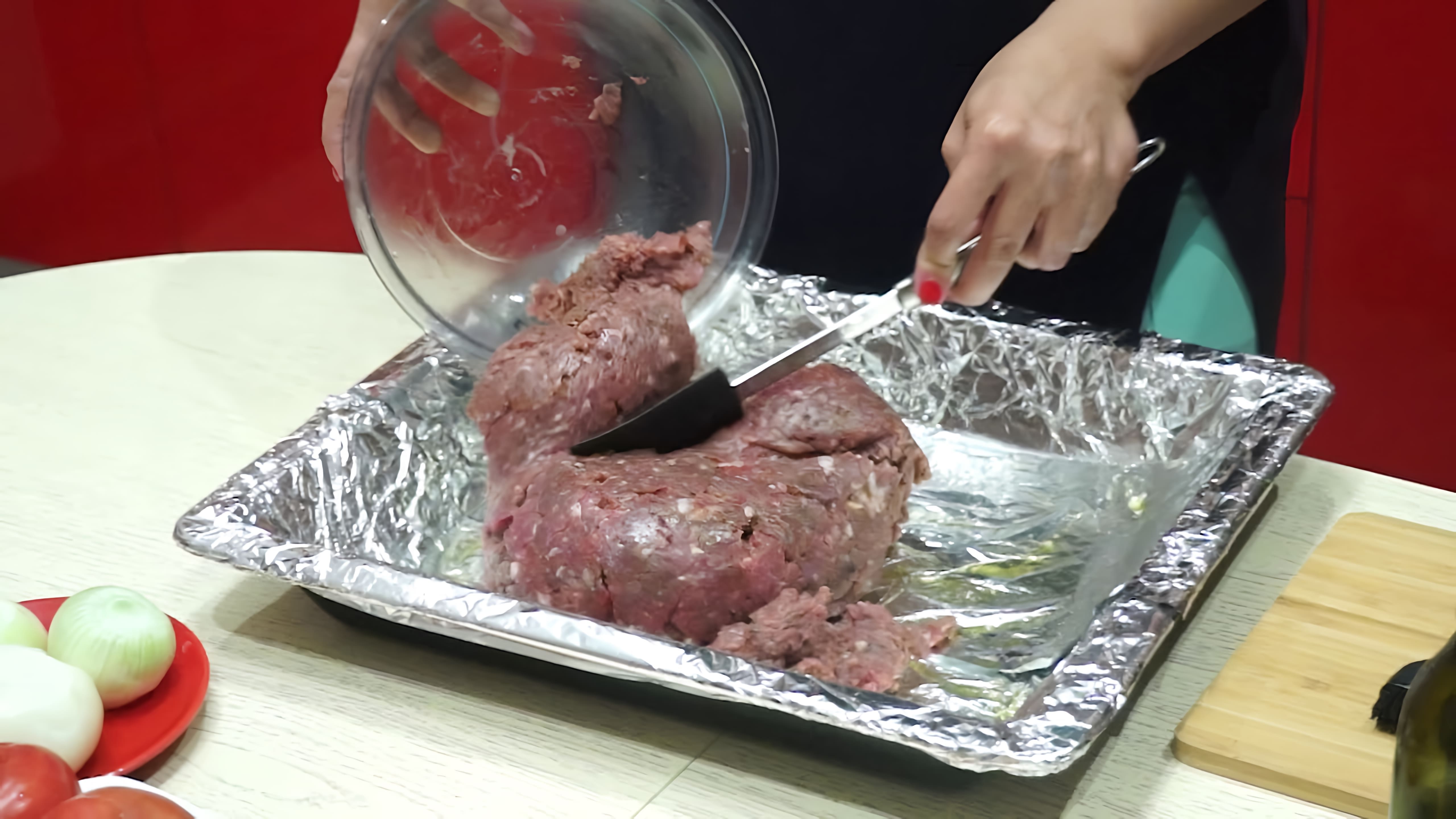 В этом видео Маржан Ельшибаева готовит мясо по-французски из конины