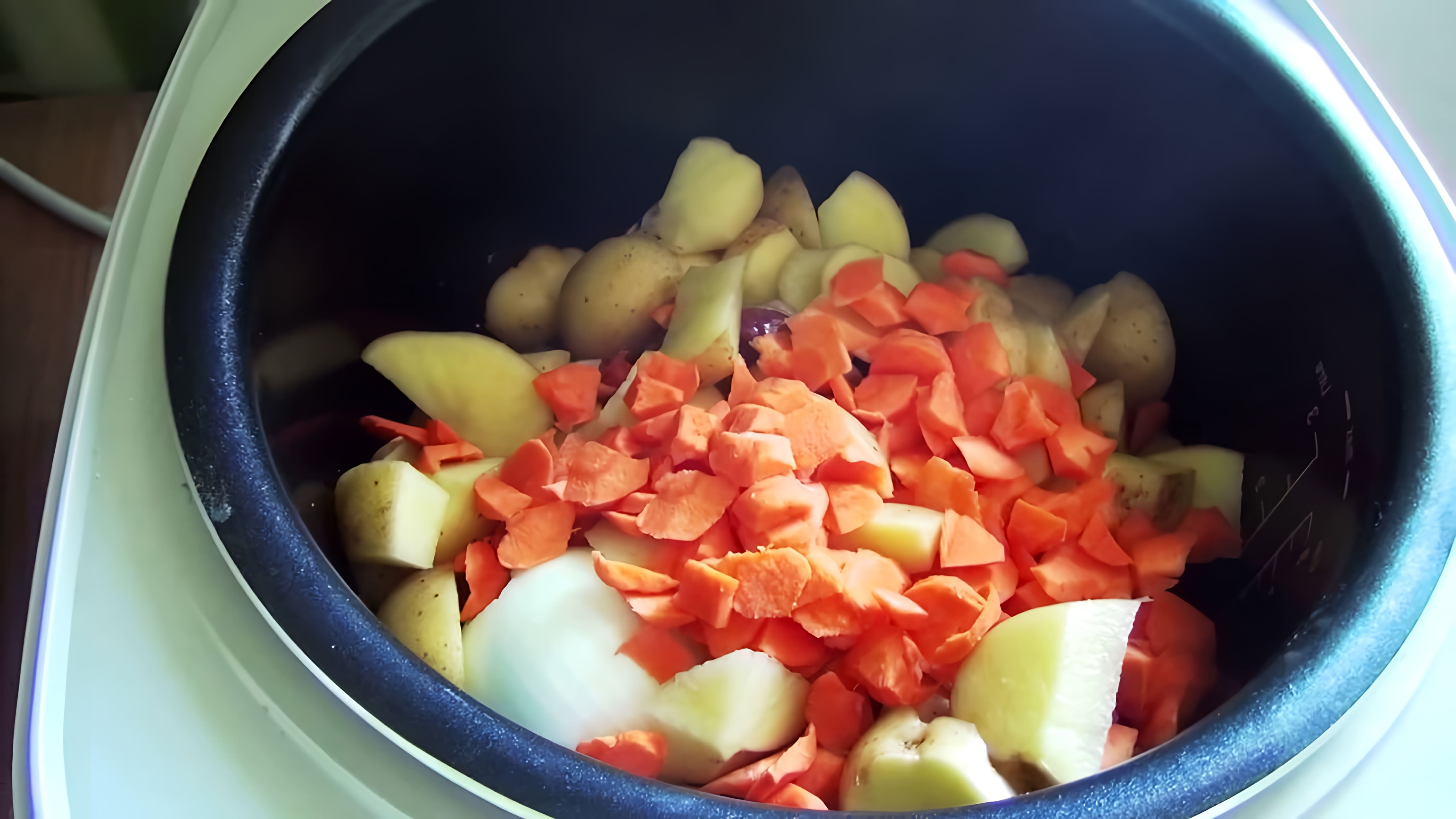 В этом видео демонстрируется процесс приготовления мясного супа в мультиварке