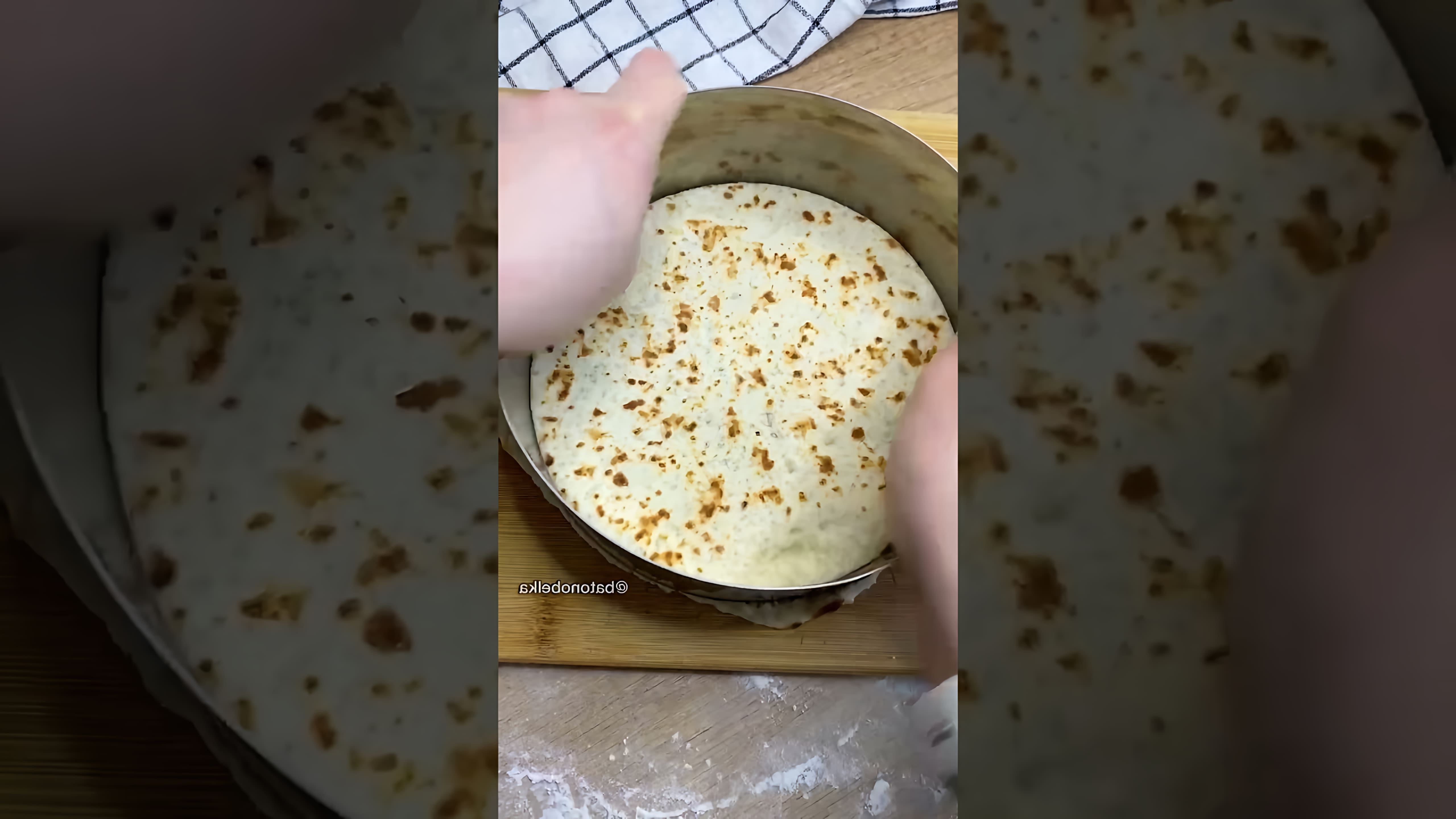 В этом видео демонстрируется рецепт приготовления торта сметанника за 30 минут