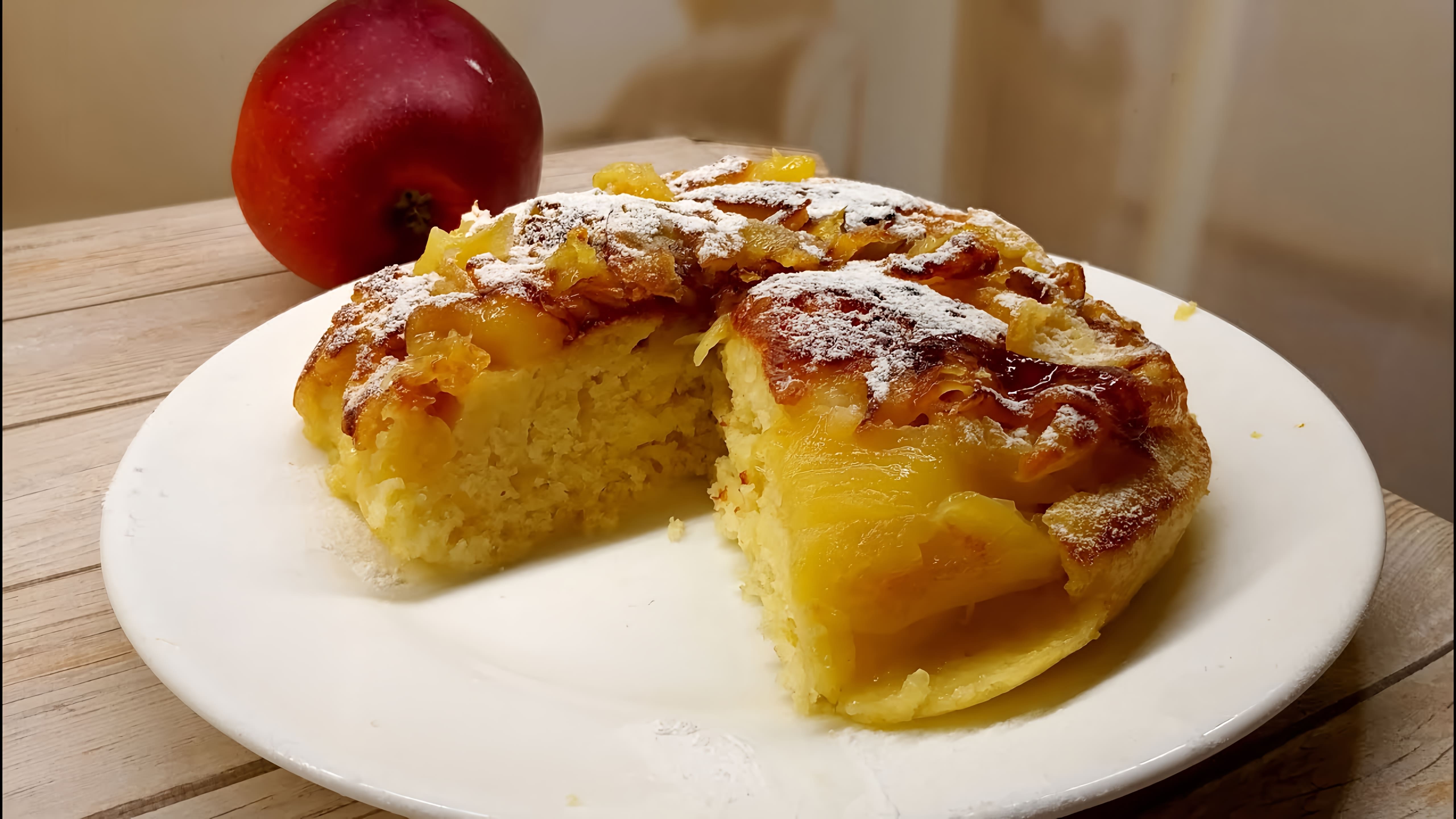 В этом видео демонстрируется рецепт приготовления жареного манника с яблоками на сковороде