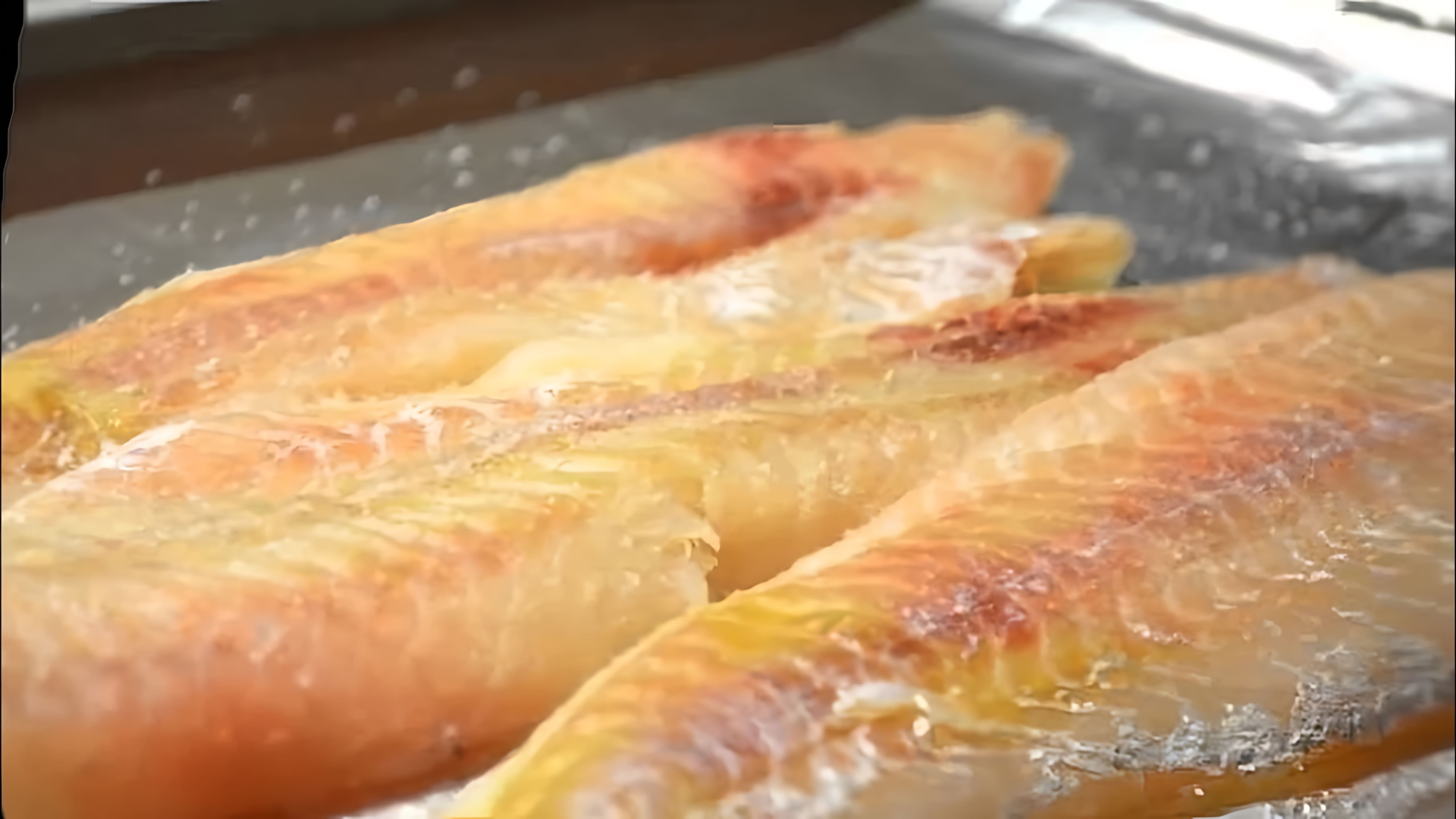 В данном видео демонстрируется процесс приготовления минтая в духовке