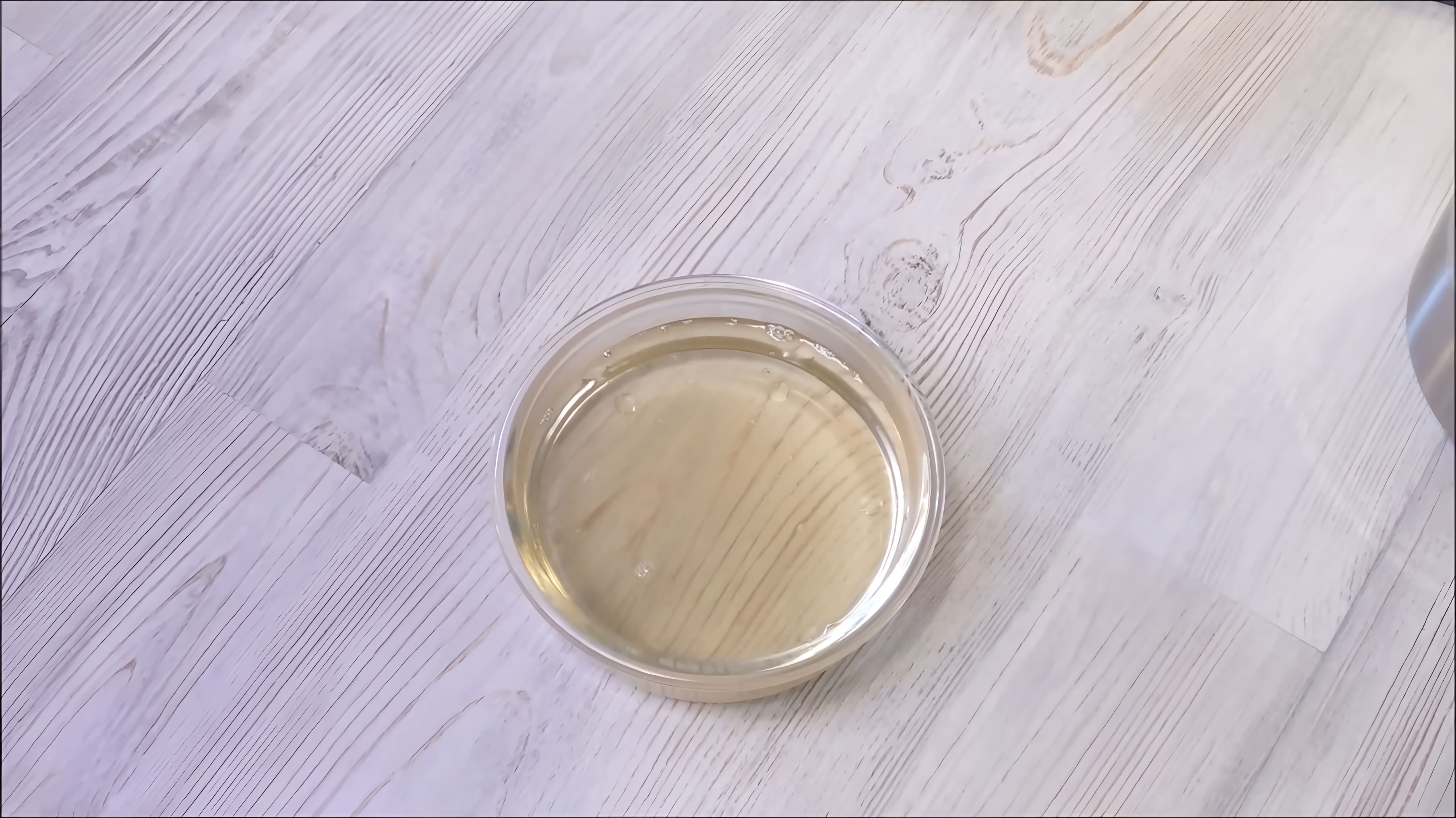 В данном видео демонстрируется процесс приготовления сахарного сиропа 30В, который широко используется в кондитерском деле для пропитки бисквитов
