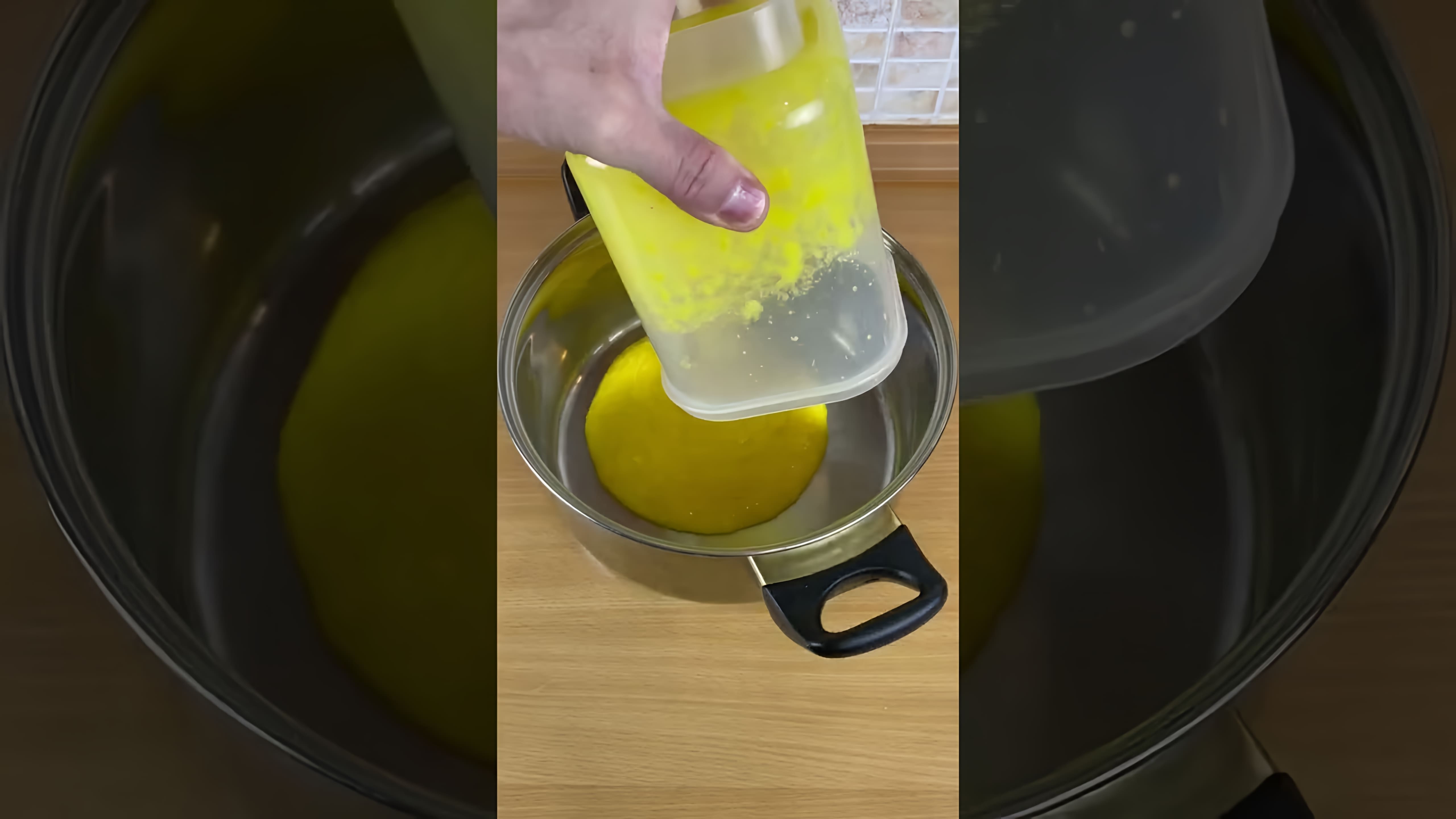 В этом видео показан процесс приготовления апельсинового сока в домашних условиях