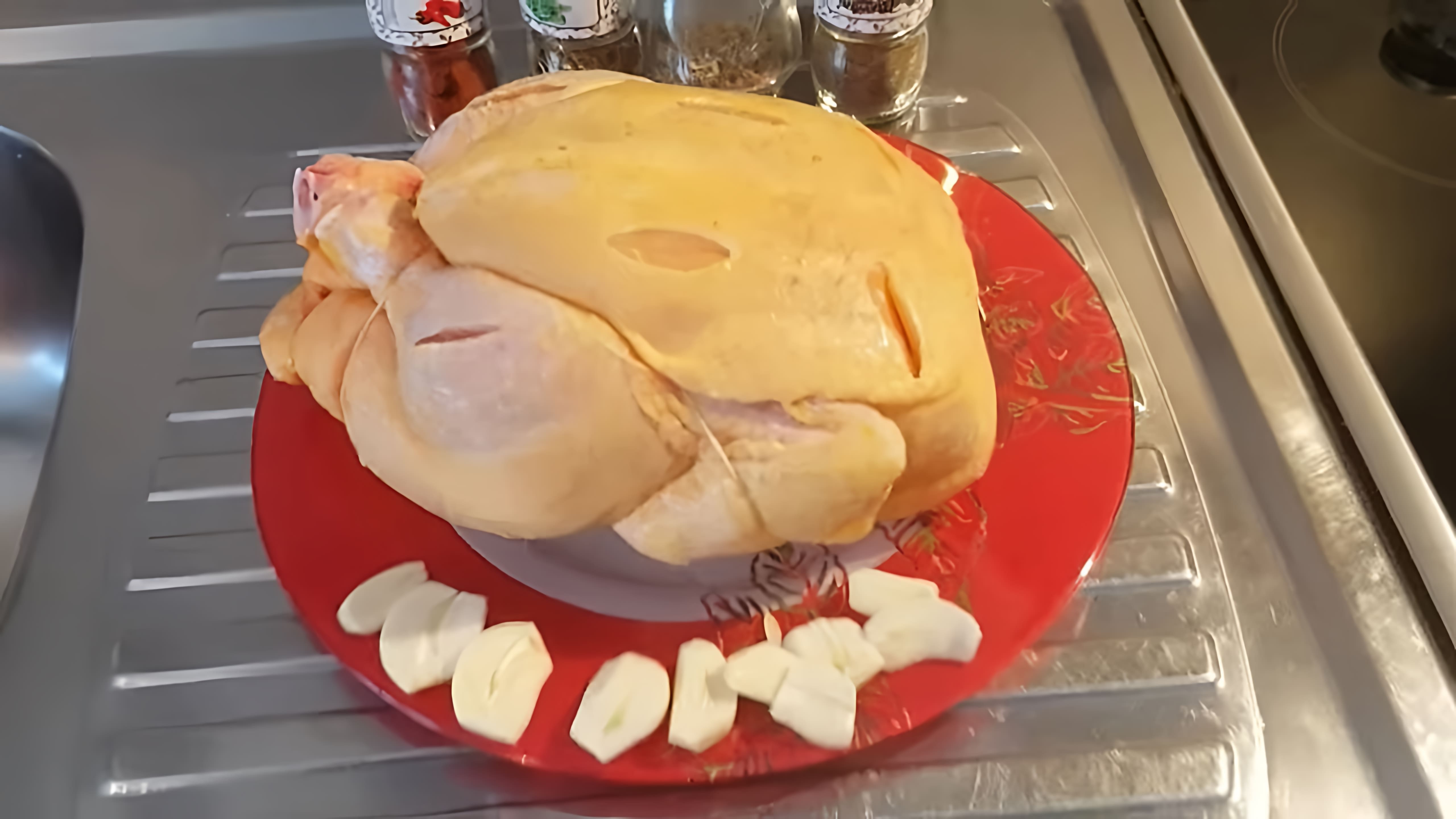 В этом видео показано, как запечь курицу целиком в мультиварке