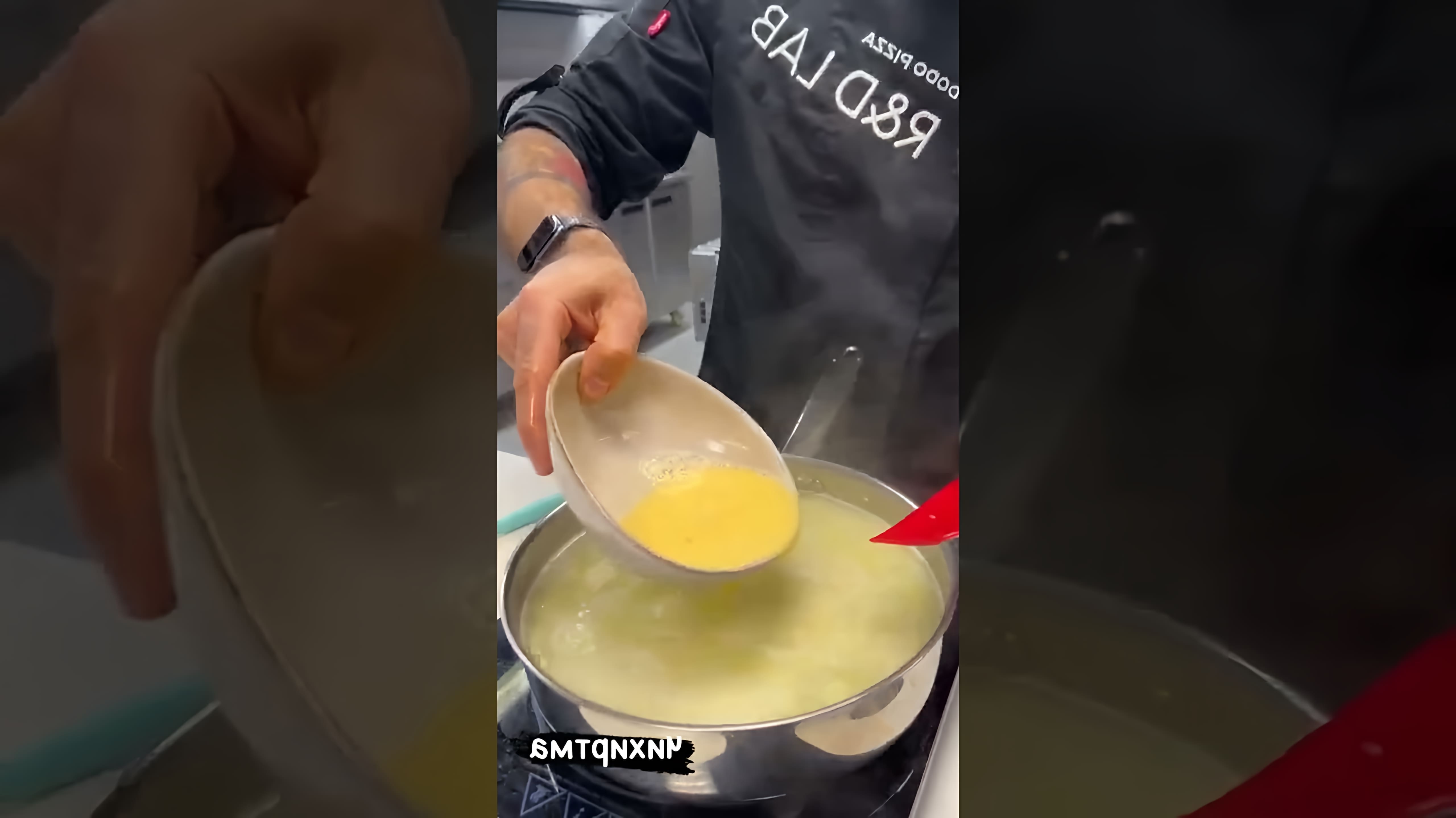 В этом видео демонстрируется рецепт грузинского супа чихиртма, который является одним из любимых блюд детства автора