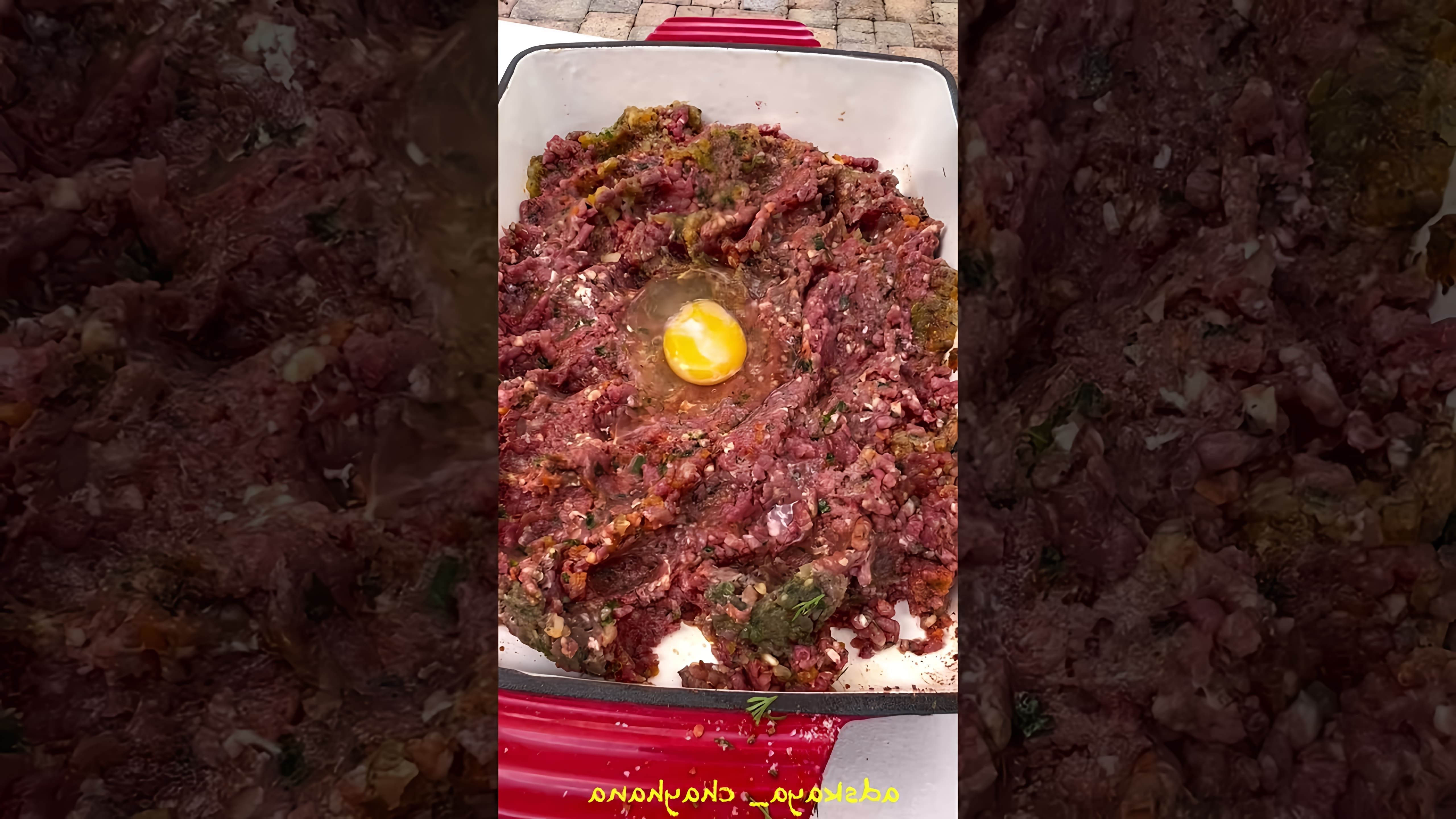 В этом видео демонстрируется процесс приготовления люля-кебаба на сковороде