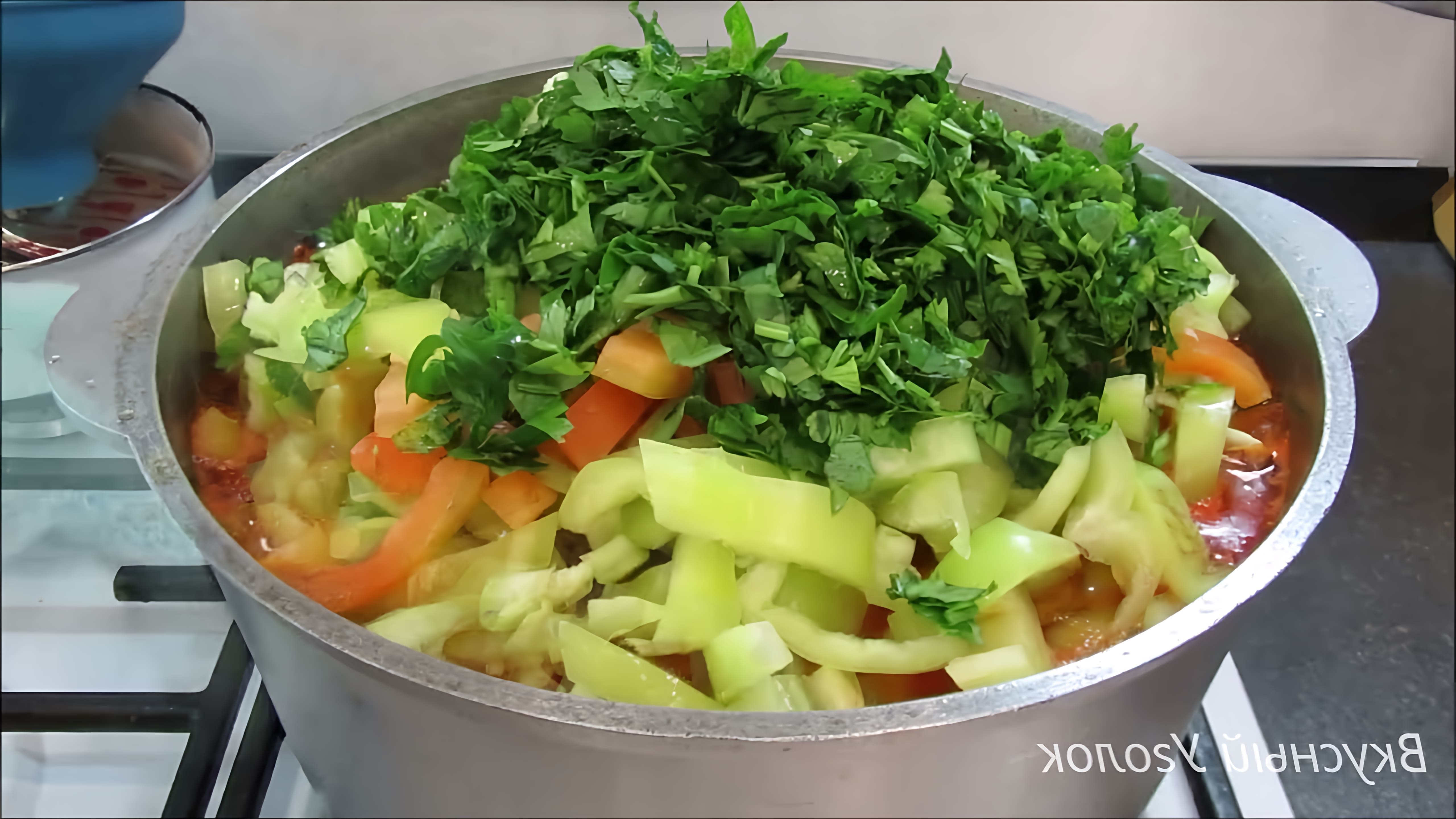 В этом видео демонстрируется процесс приготовления вкусного салата из кабачков на зиму